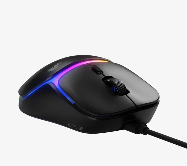 Beyaz arka planda renkli RGB aydınlatmalı ve kablolu siyah oyuncu mouse.