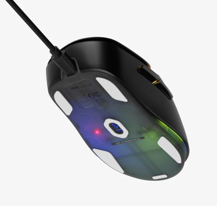Açık arka planda RGB aydınlatmalı ve beyaz kaydırma pedlerine sahip siyah oyuncu faresinin alt görünümü.