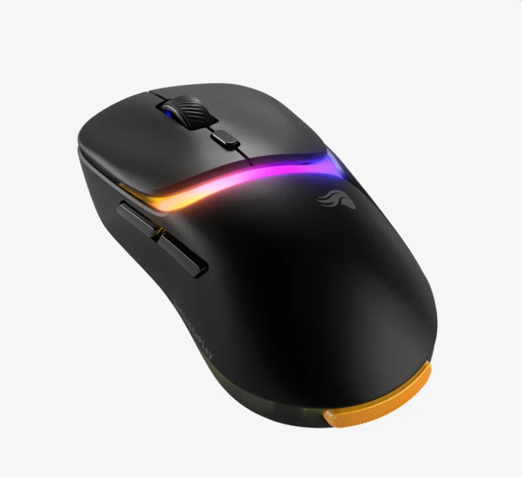 Beyaz arkaplanda RGB aydınlatmalı, kaydırma tekerlekli ve yan tuşlu siyah oyuncu faresi.