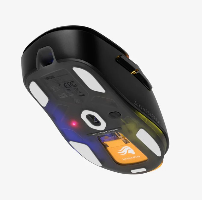Beyaz arka planda RGB aydınlatmalı siyah kablosuz oyuncu faresinin alt görünümü.