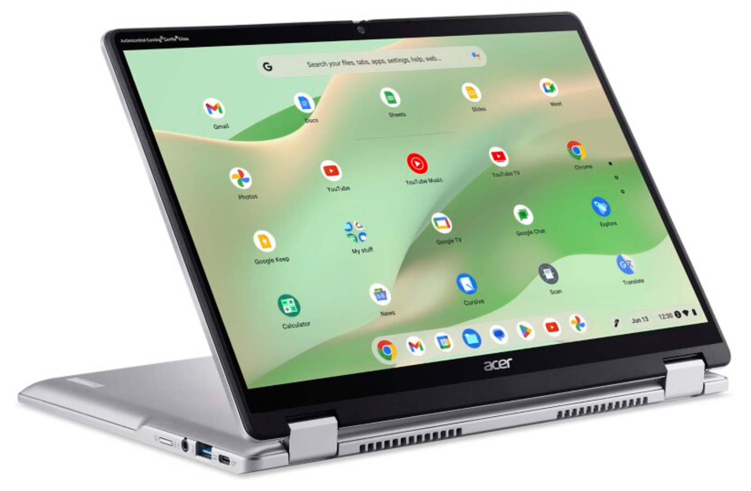 Un Chromebook de Acer en modo tienda con la pantalla doblada sobre un fondo blanco.