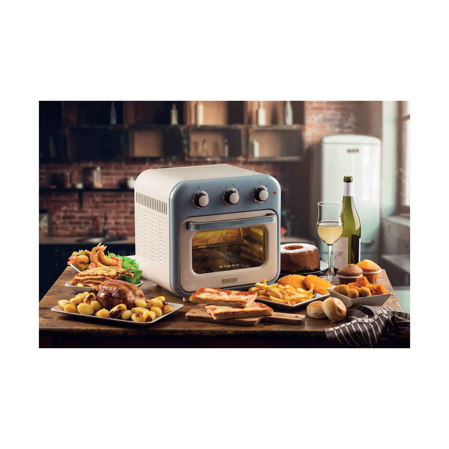 Un forno friggitrice ad aria vintage blu su un tavolo circondato da vari piatti preparati e bevande.