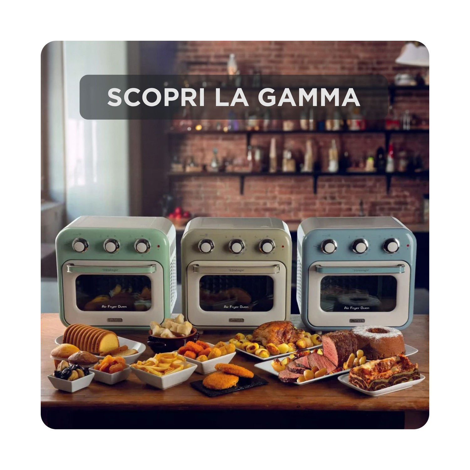 Tre friggitrici ad aria pastello su un tavolo di legno, circondate da vari piatti tra cui carne affettata, torte e snack.