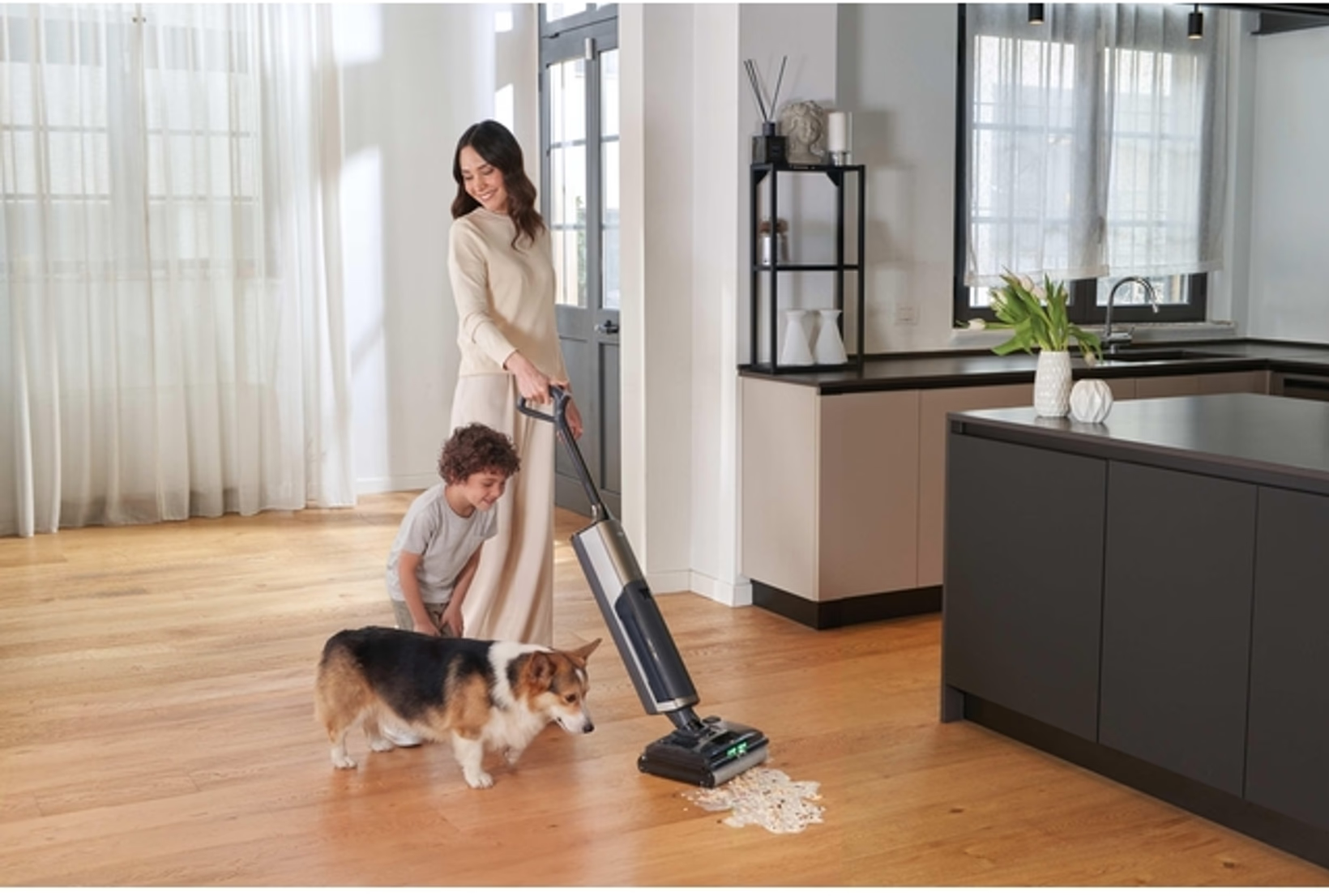 Femme lave sol en bois avec aspirateur près d'un enfant et d'un chien.