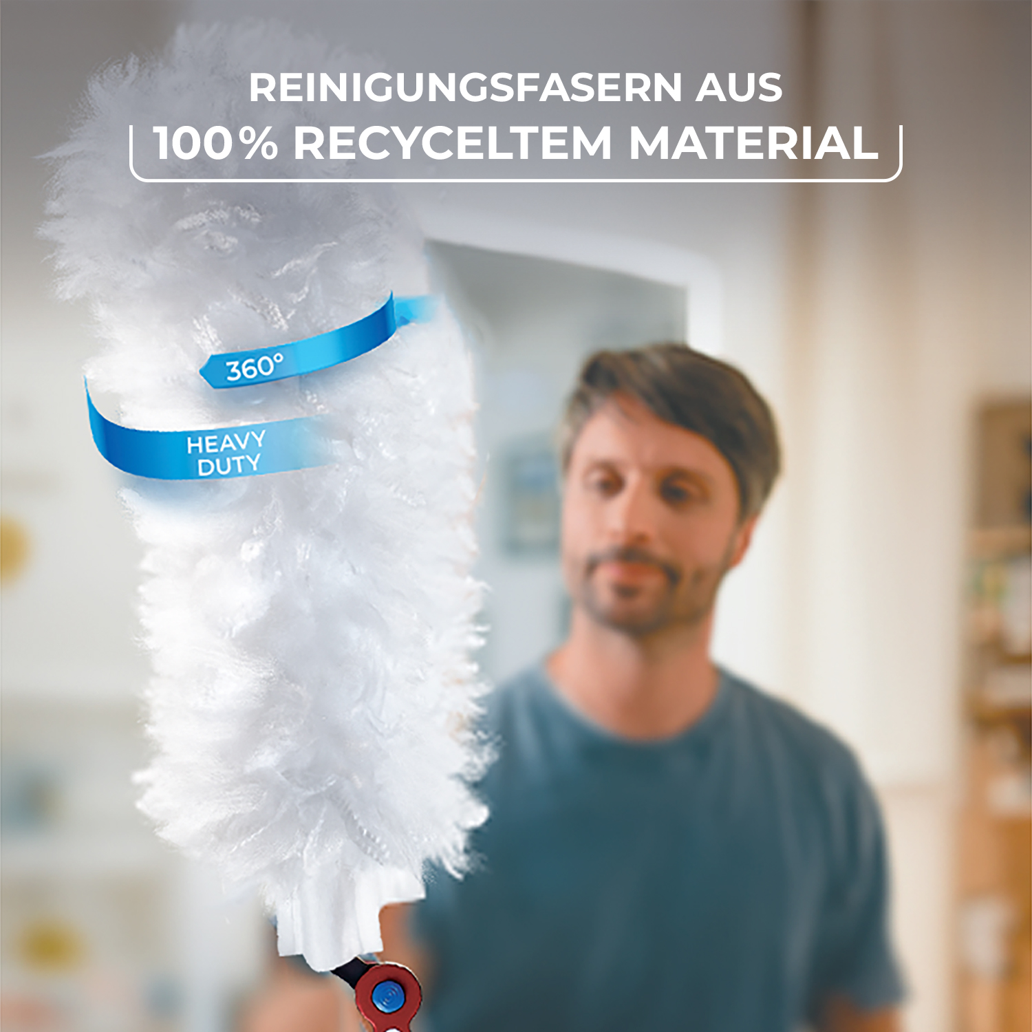 Ein Mann benutzt einen großen, weißen Staubwedel in einem Raum mit Textoverlays.