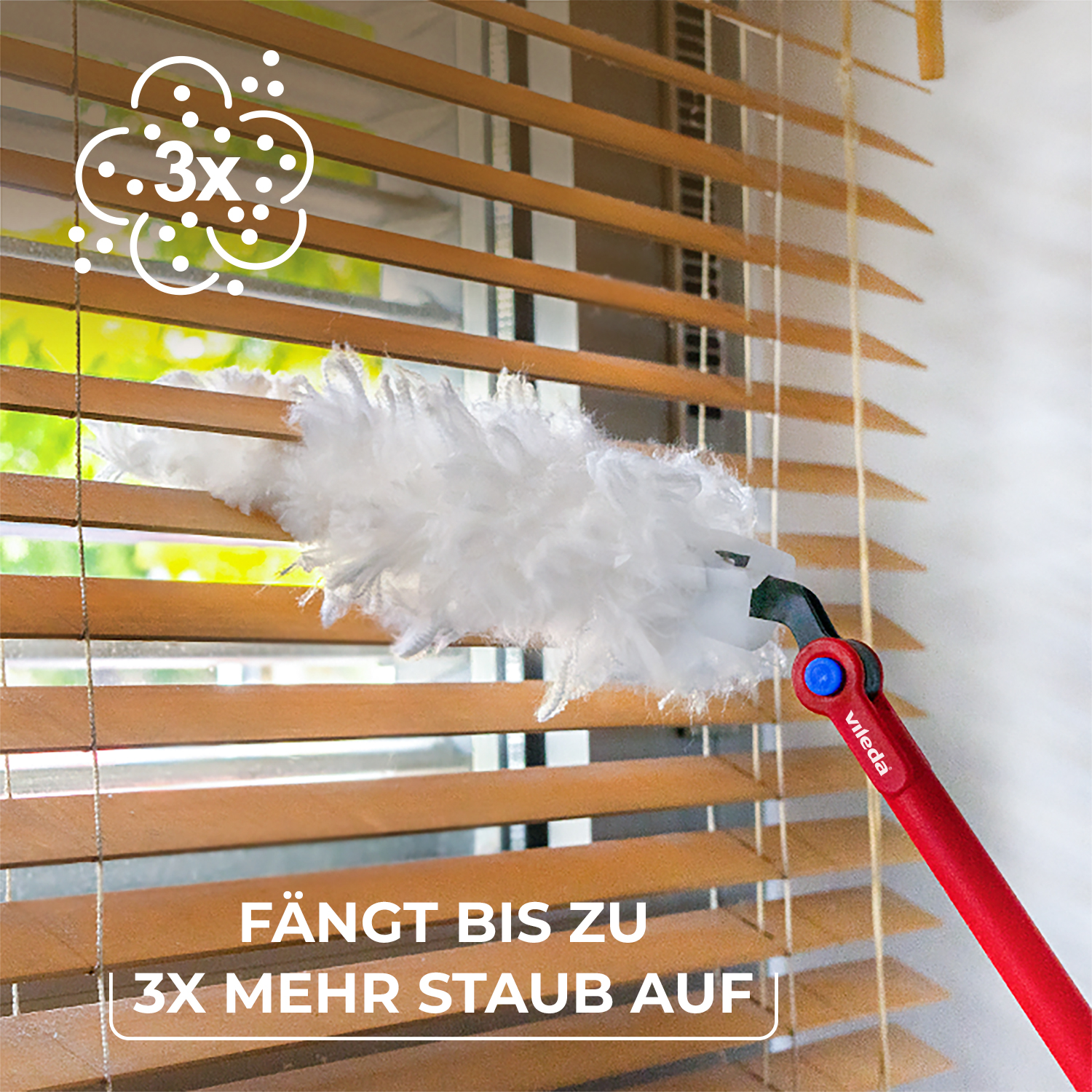 Ein weißer Staubwedel reinigt hölzerne Jalousien, mit Werbetext über 3x mehr Staub.