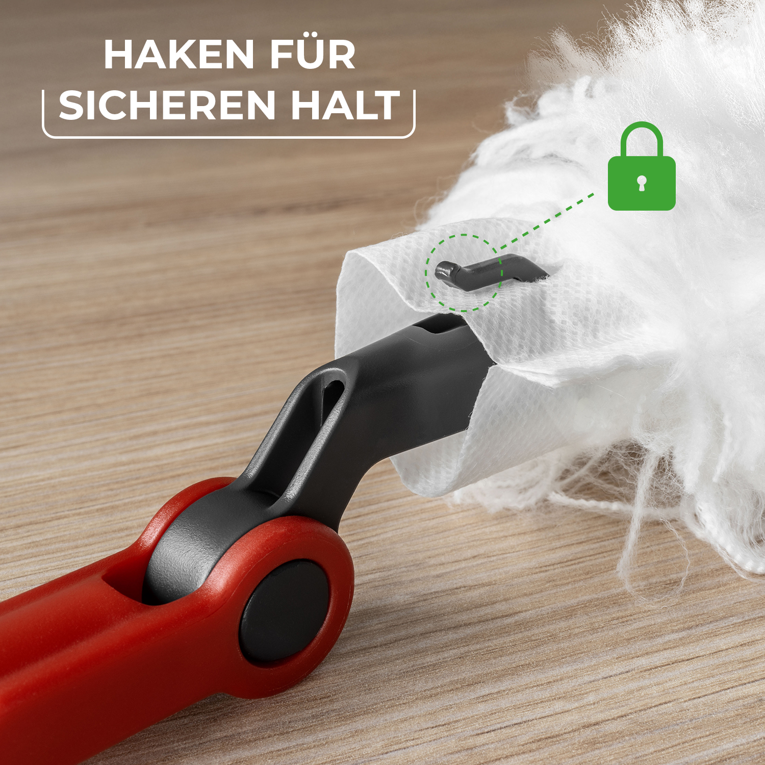 Nahaufnahme eines Staubwedels mit Griff und Verriegelungshaken, der den weissen Kopf auf Holz sichert.