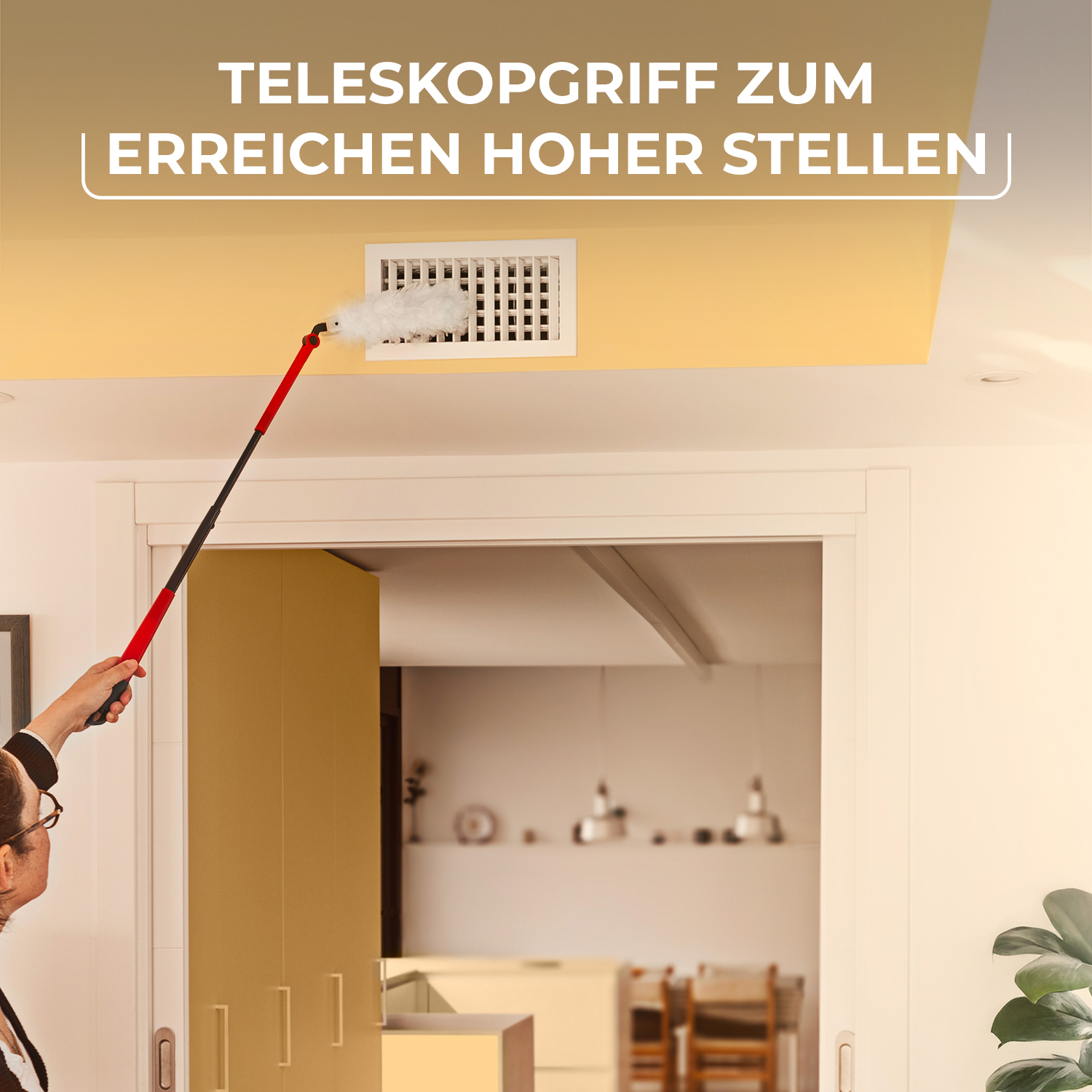 Eine Person benutzt einen langen Teleskop-Staubwedel, um eine Deckenlüftung zu reinigen.