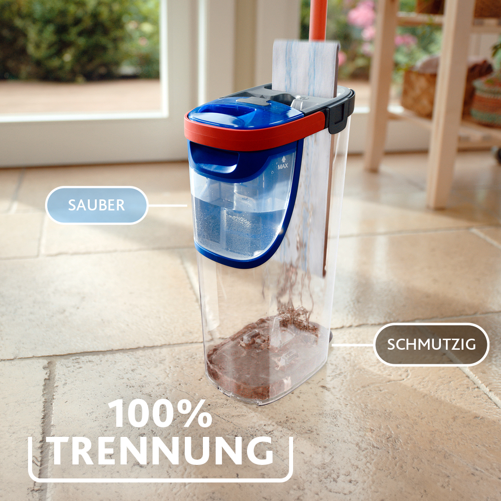 Ein Putzeimer trennt sauberes Wasser oben und Schmutzwasser unten, auf einem Fliesenboden.