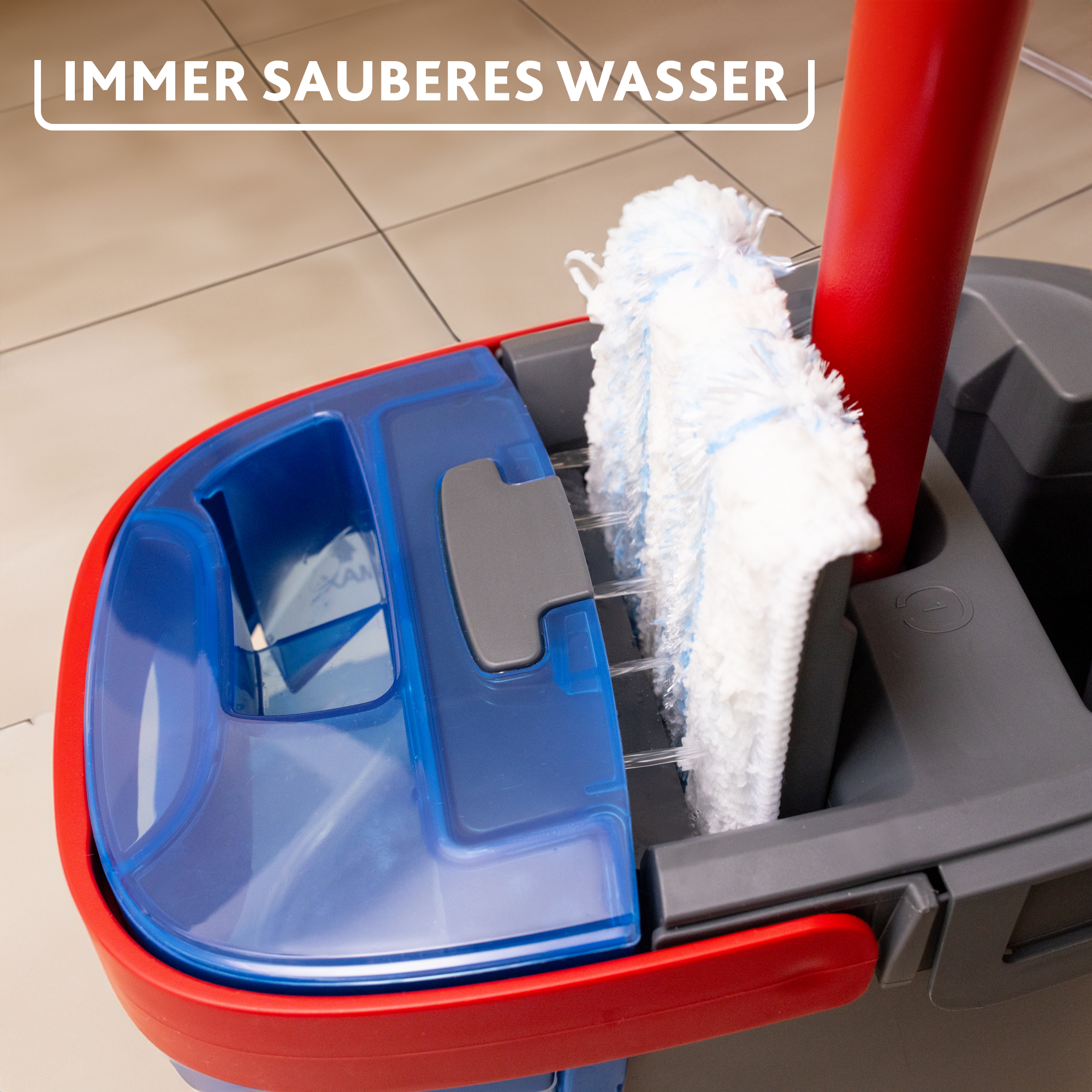 Ein rot-grauer Eimer mit blauem Einsatz und weißem Wischmop. Text oben: IMMER SAUBERES WASSER.