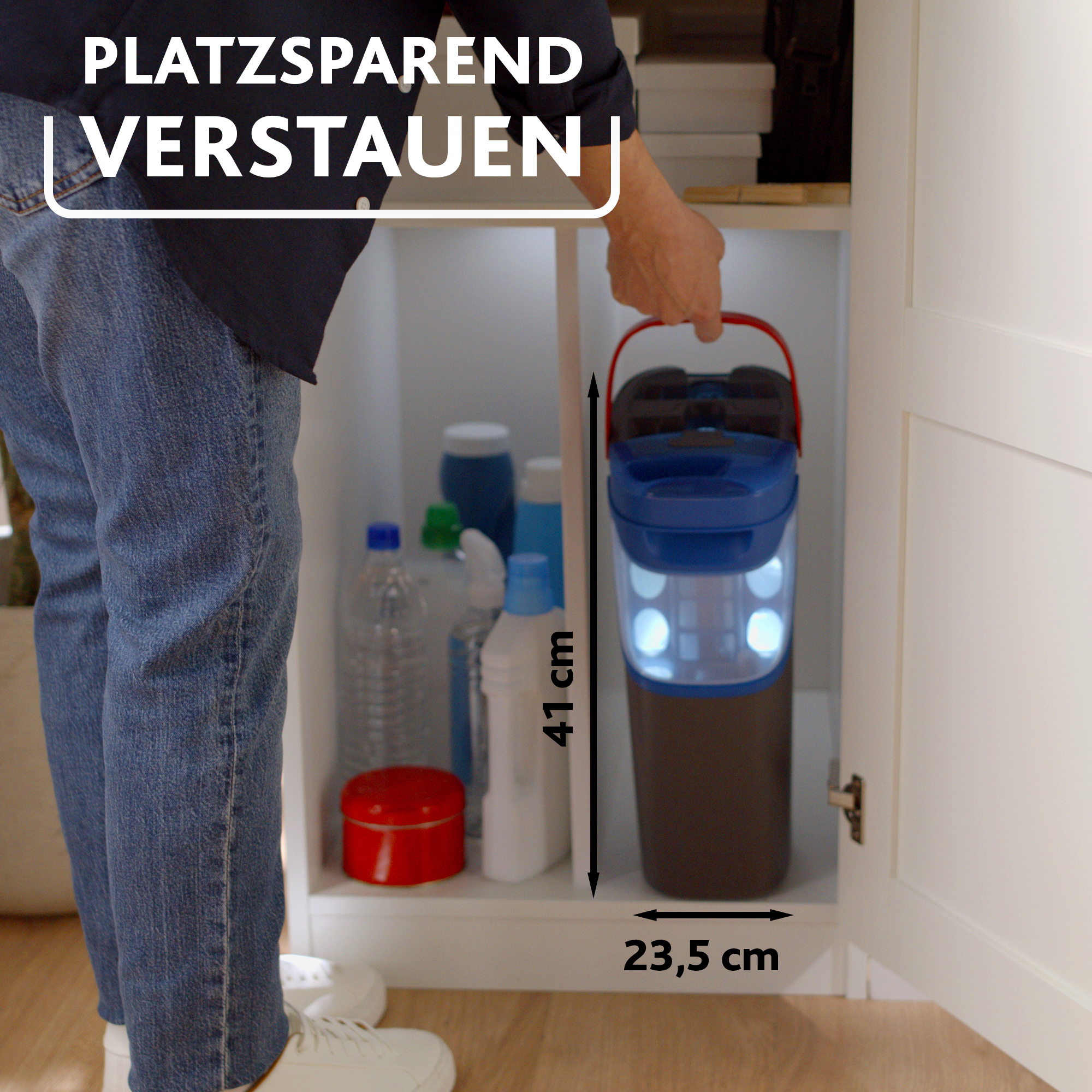 Eine Person stellt einen blauen Mülleimer in einen weißen Schrank, mit Text und Maßangaben.