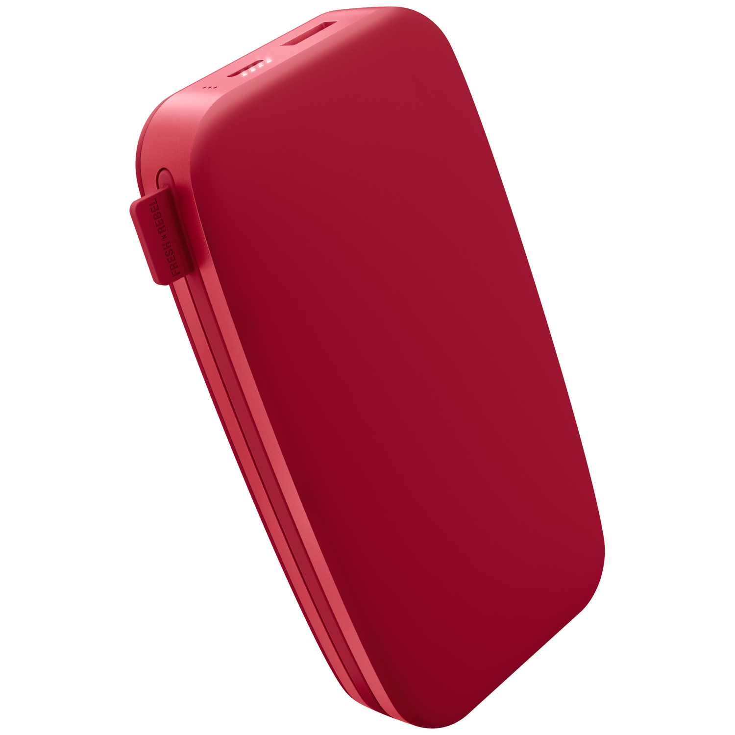 Une batterie externe rouge, lisse et rectangulaire, inclinée sur fond blanc.