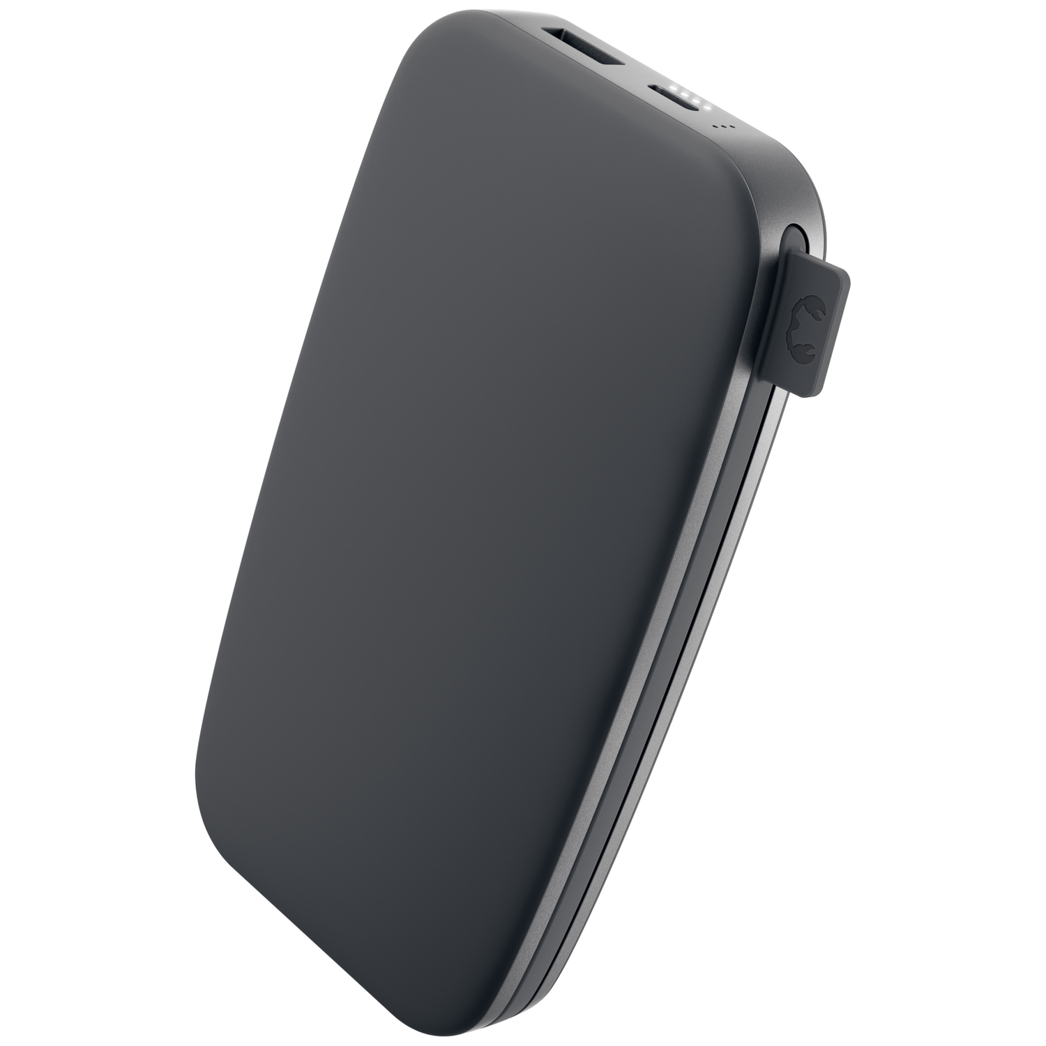 Une batterie externe noire mate avec une petite étiquette sur le côté sur fond blanc.