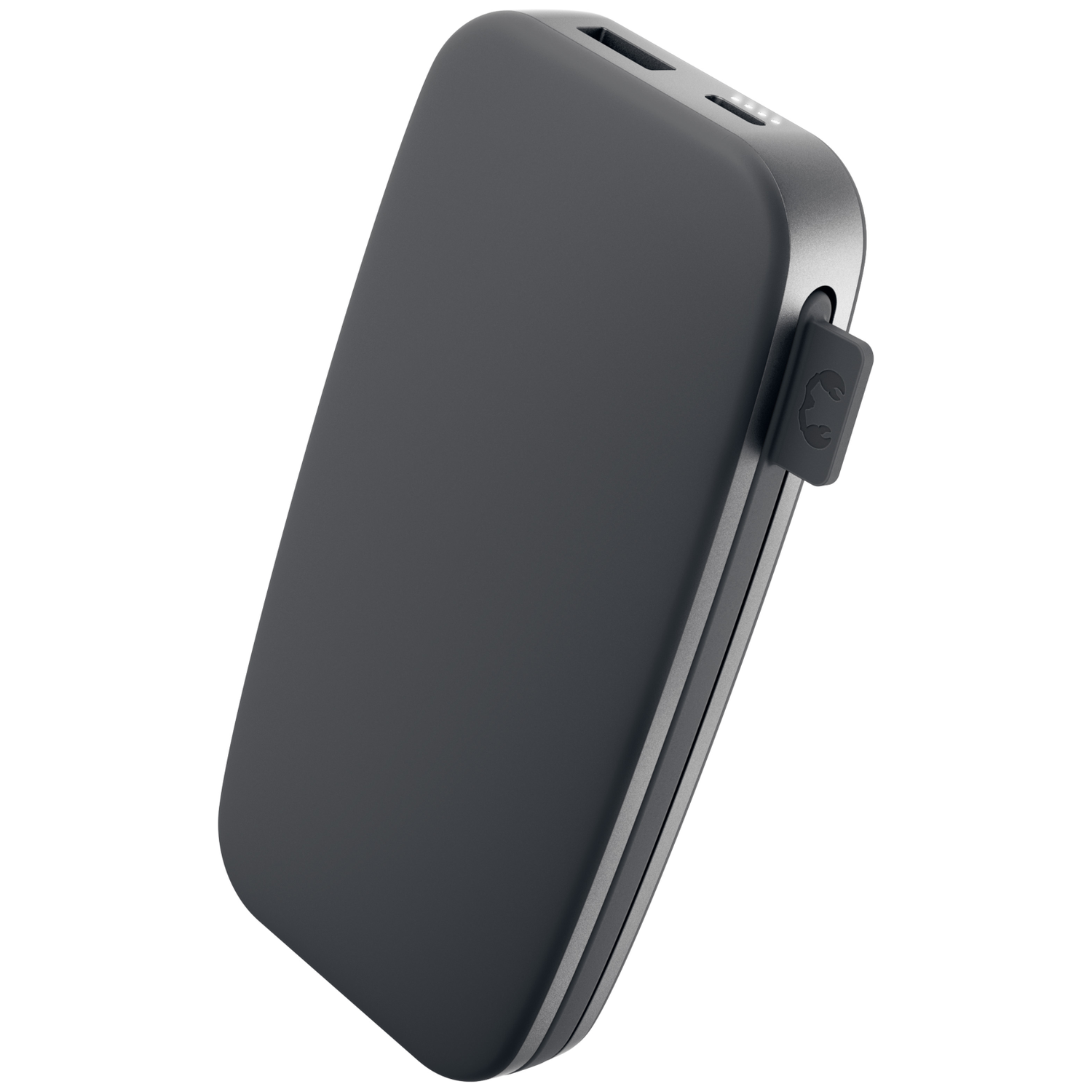 Une batterie externe noire mate avec des ports USB et une petite languette sur le côté.
