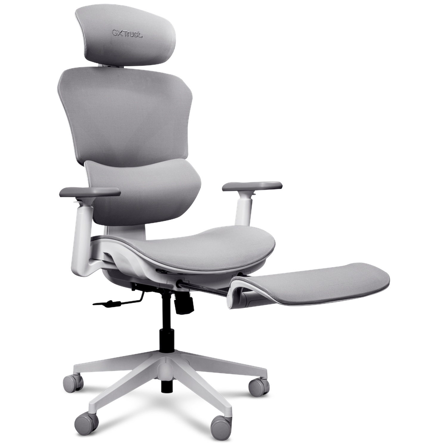 Une chaise de bureau ergonomique grise avec têtière réglable, accoudoirs et repose-pieds étendu sur fond blanc.