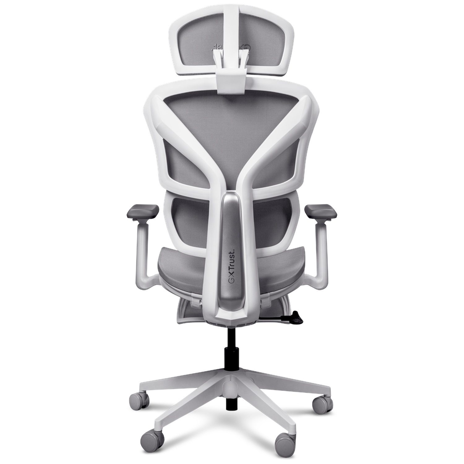 Vue arrière d'une chaise de bureau blanche avec dossier en résille et roulettes sur fond blanc.