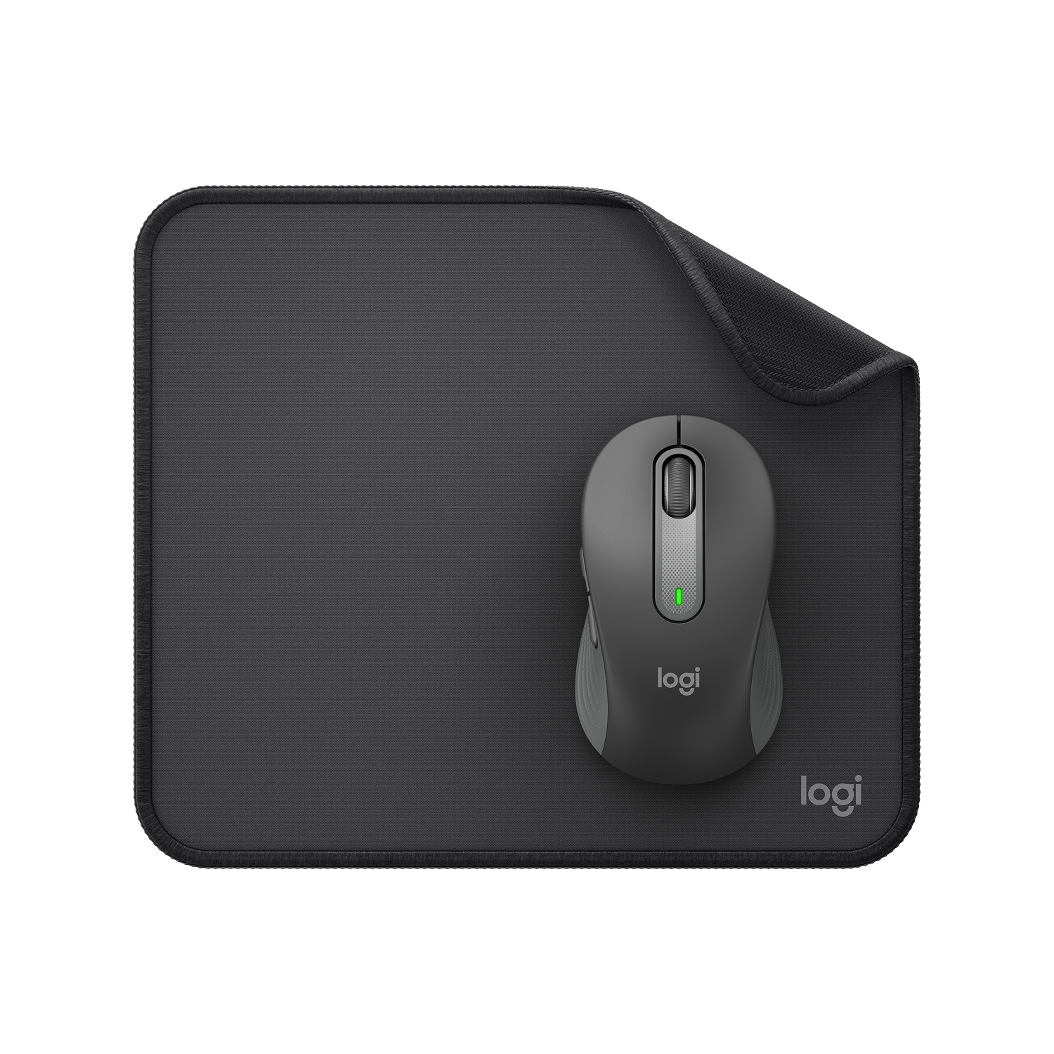 Un ratón de ordenador Logitech gris con una luz LED verde descansa sobre una alfombrilla negra cuadrada.