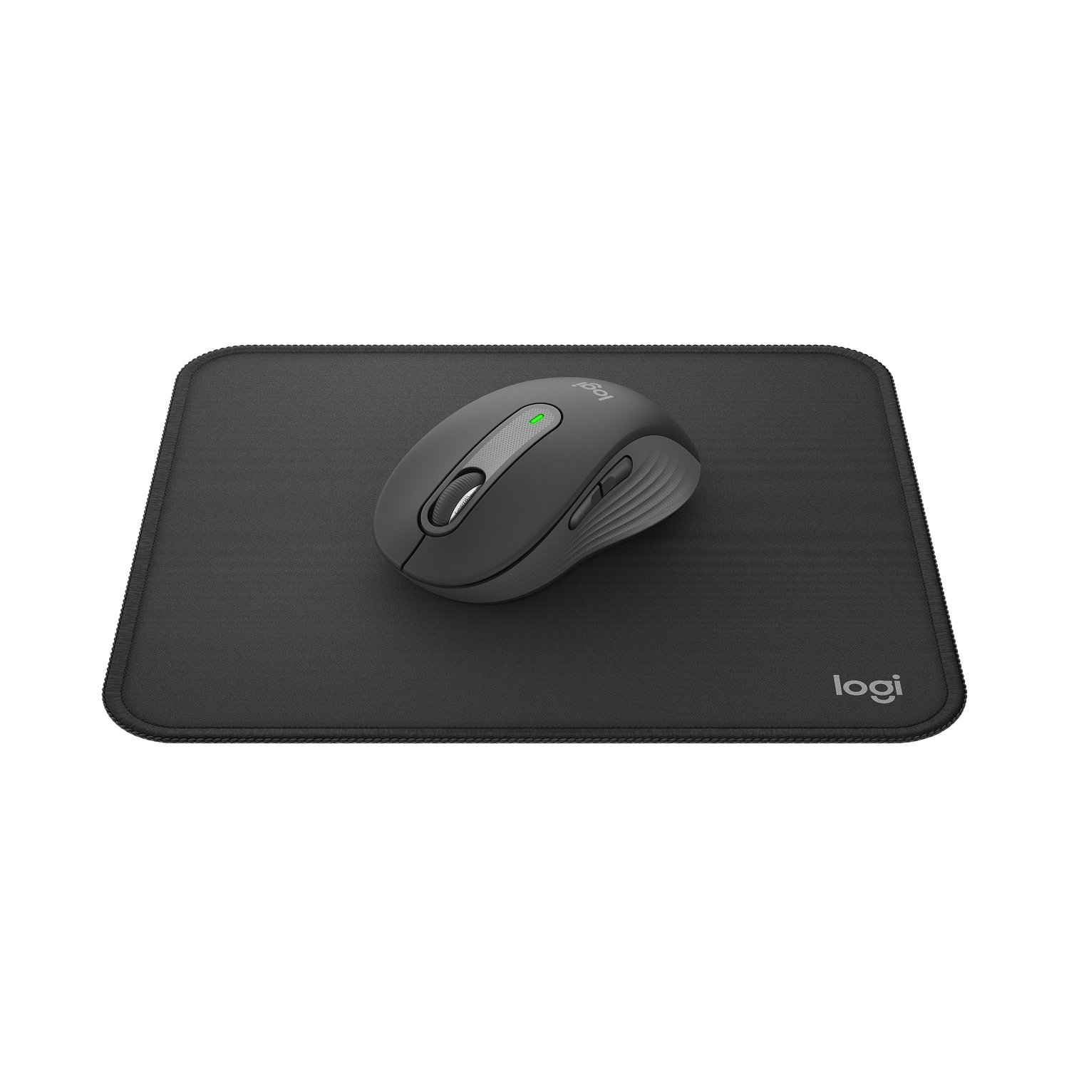 Un ratón inalámbrico gris en una alfombrilla negra Logitech sobre fondo blanco.