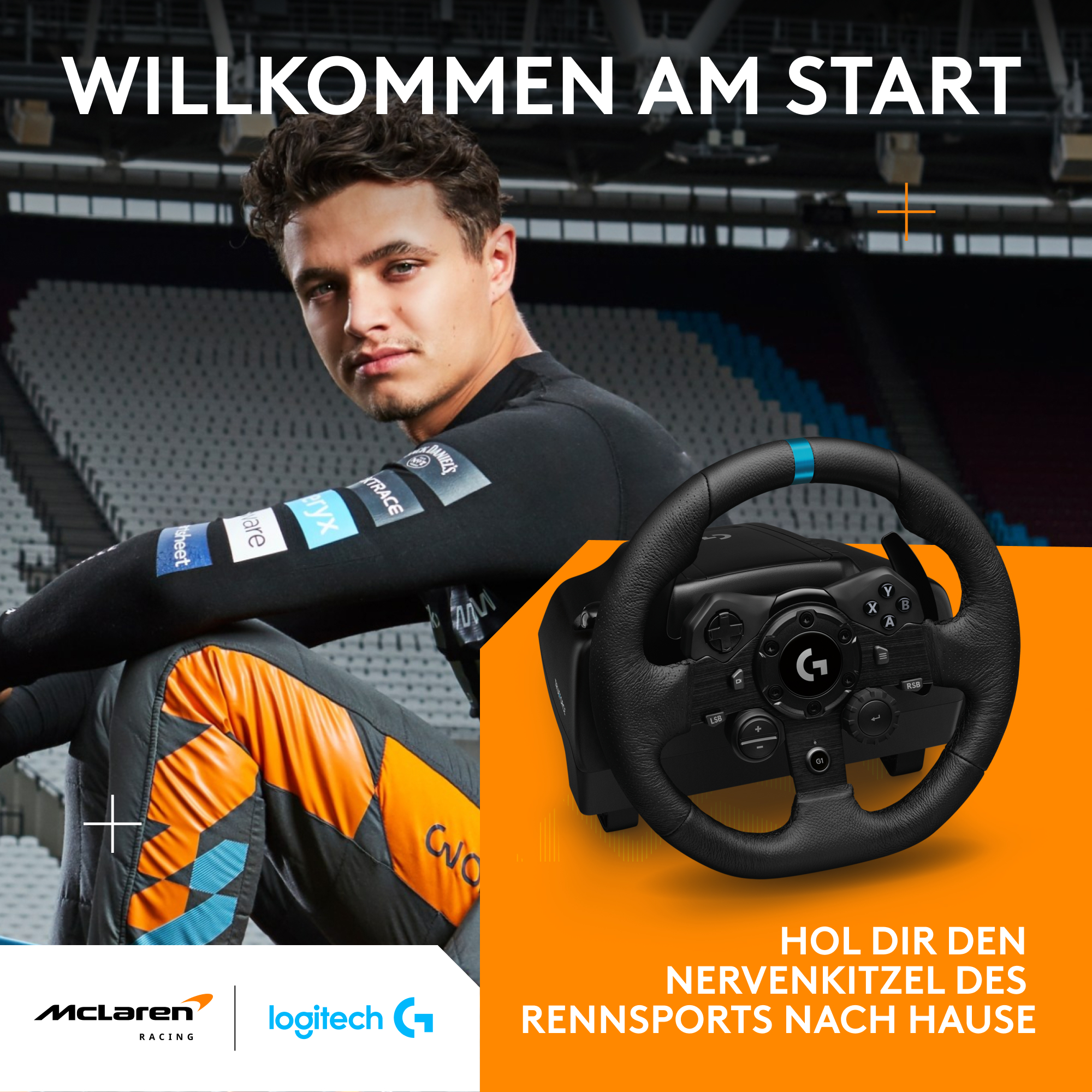 Rennfahrer sitzt vor einer Kulisse mit Rennlenkrad auf orangefarbenem Grund und Logos.