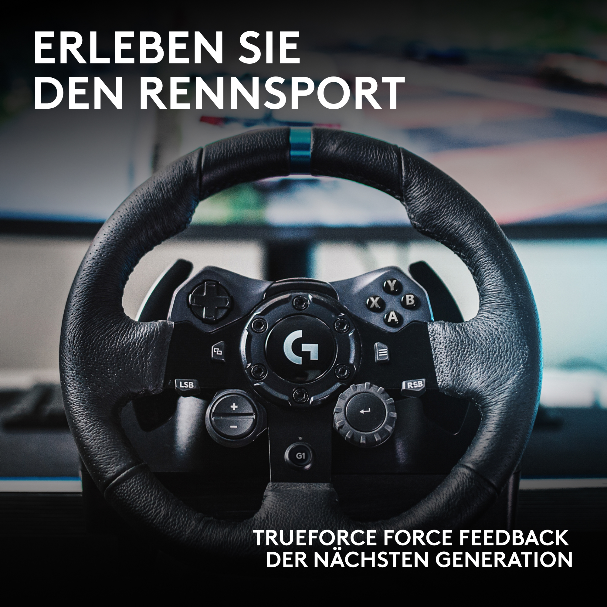 Ein schwarzes Logitech-Rennlenkrad mit Tasten und Display vor einem Bildschirm.