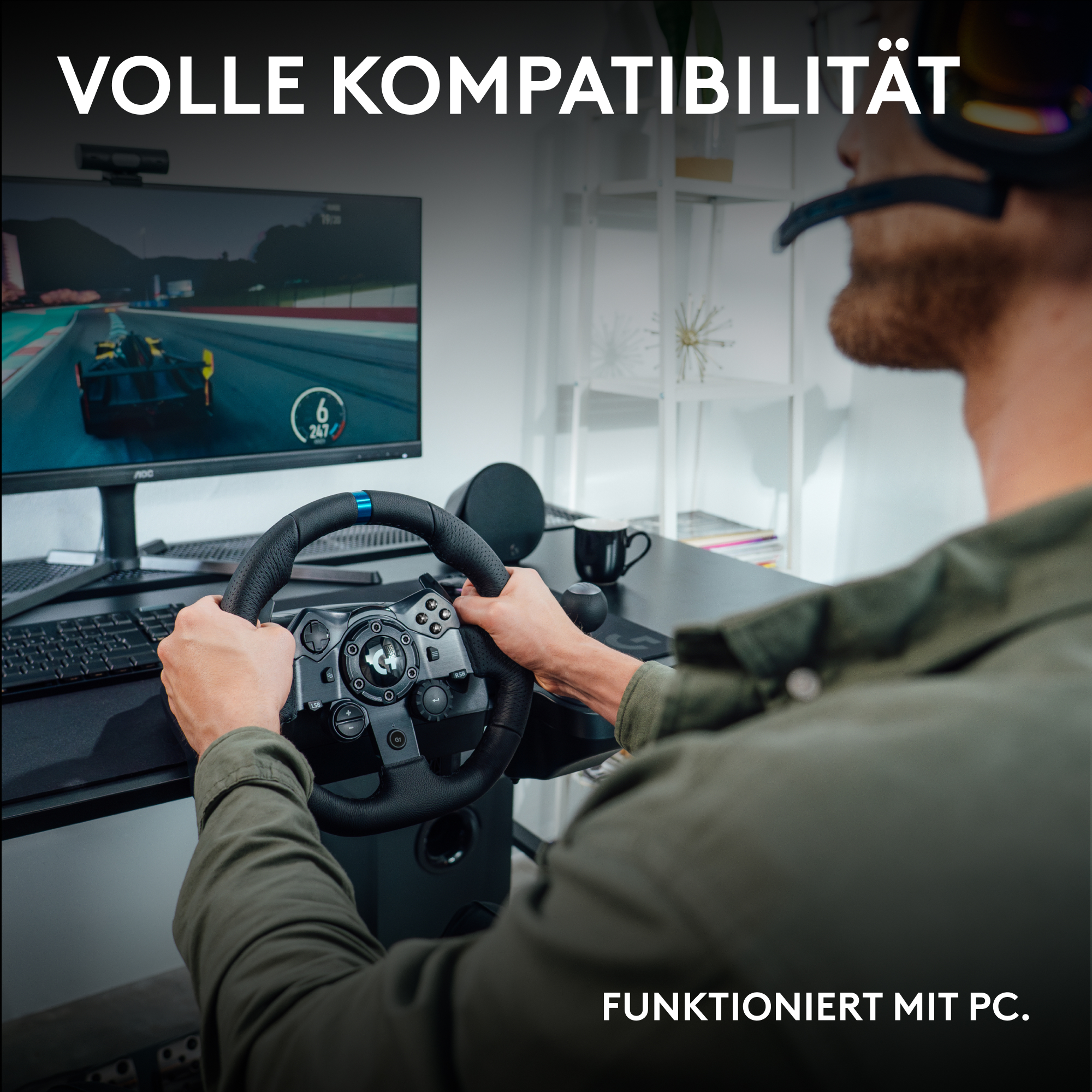 Ein Spieler hält ein Lenkrad vor einem PC-Bildschirm mit Rennspiel.