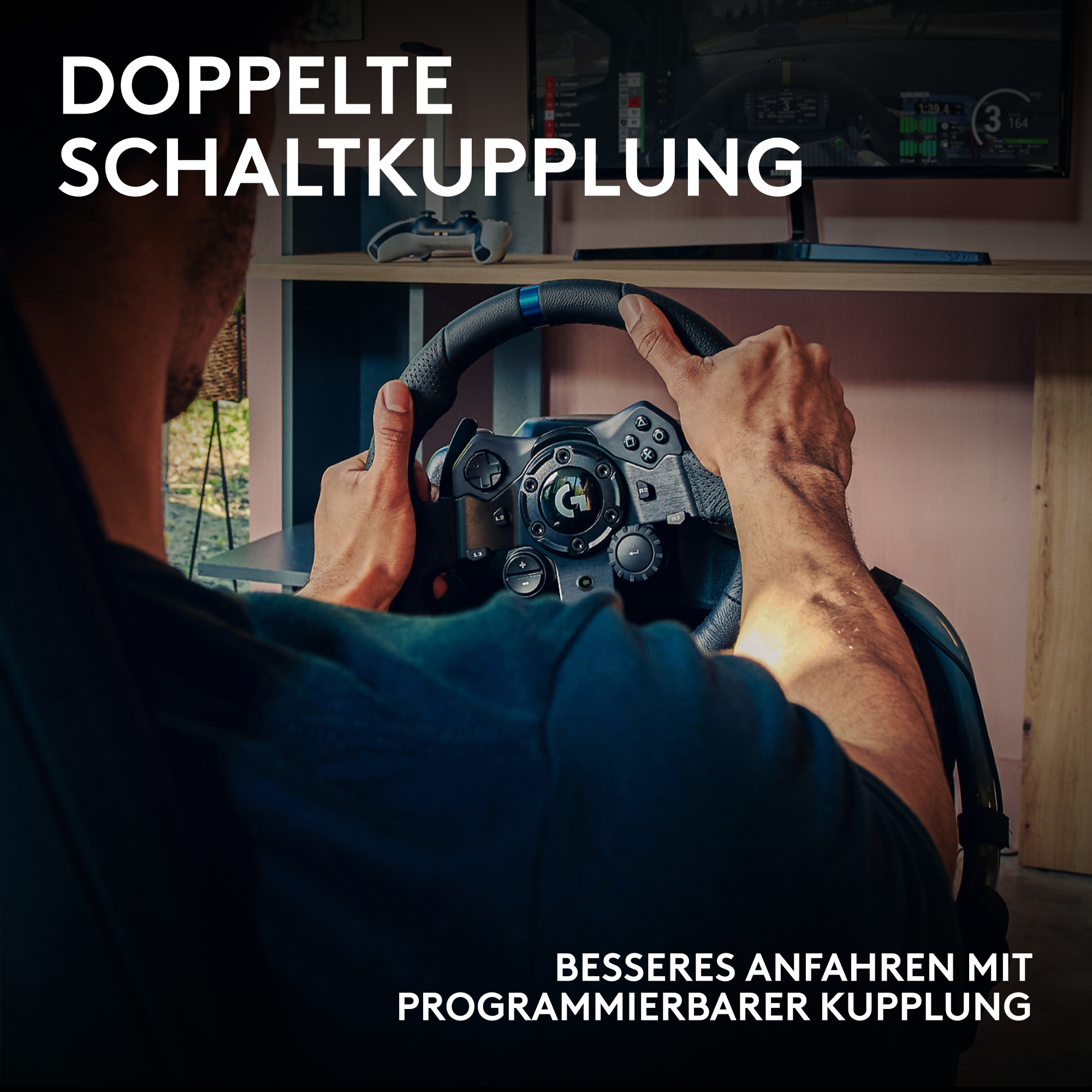 Person sitzt vor Monitor und hält ein Rennlenkrad in den Händen.