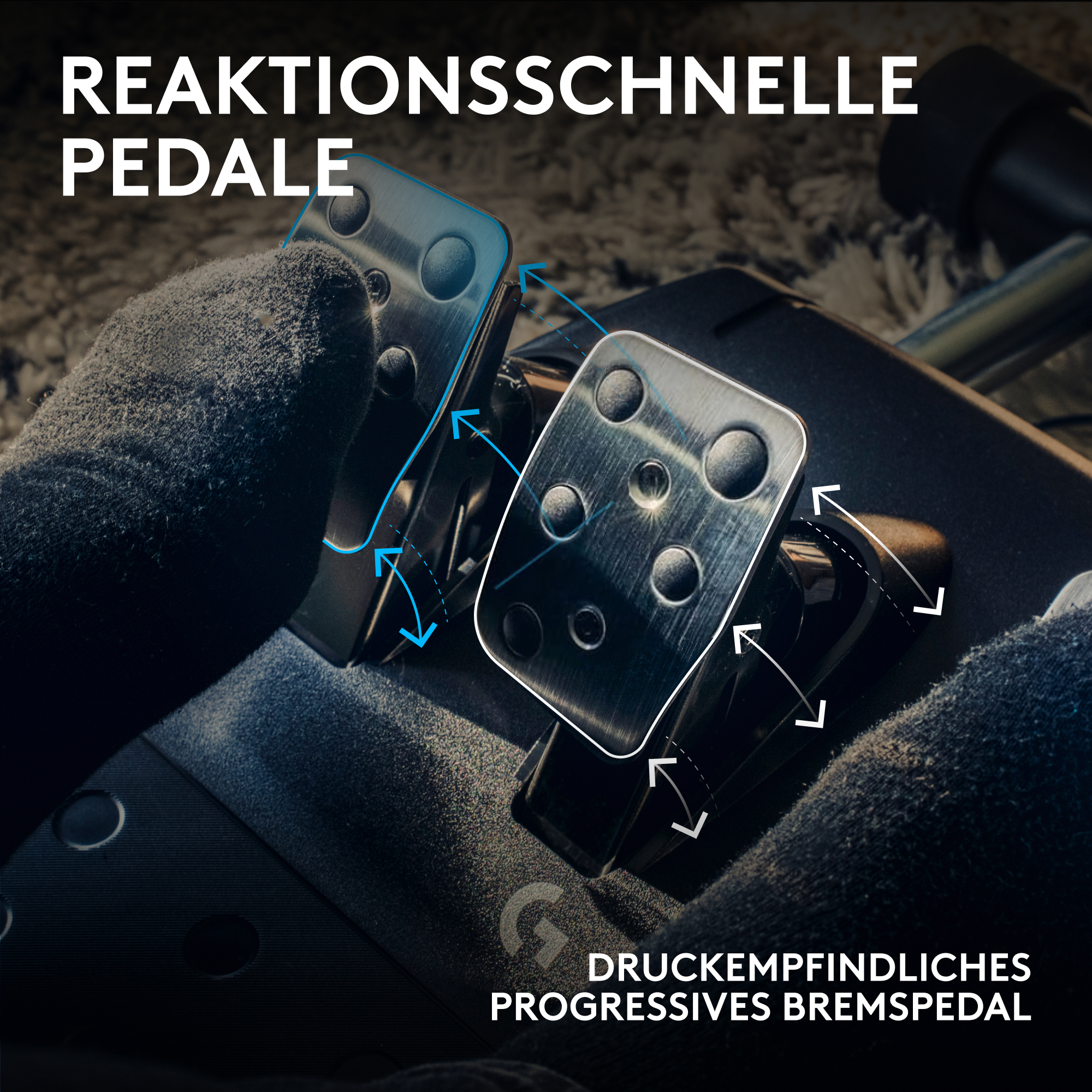 Nahaufnahme von Rennpedalen mit blauer Grafik, deutschem Text und Füßen auf Gas- und Bremspedal.