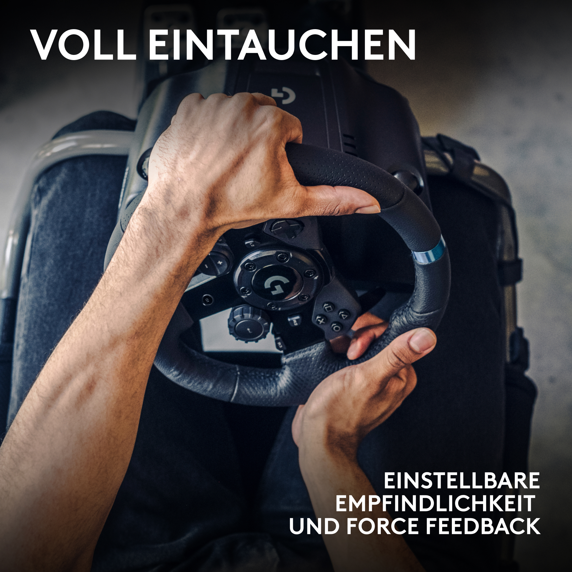 Person hält ein schwarzes Logitech-Simracing-Lenkrad in der Hand.