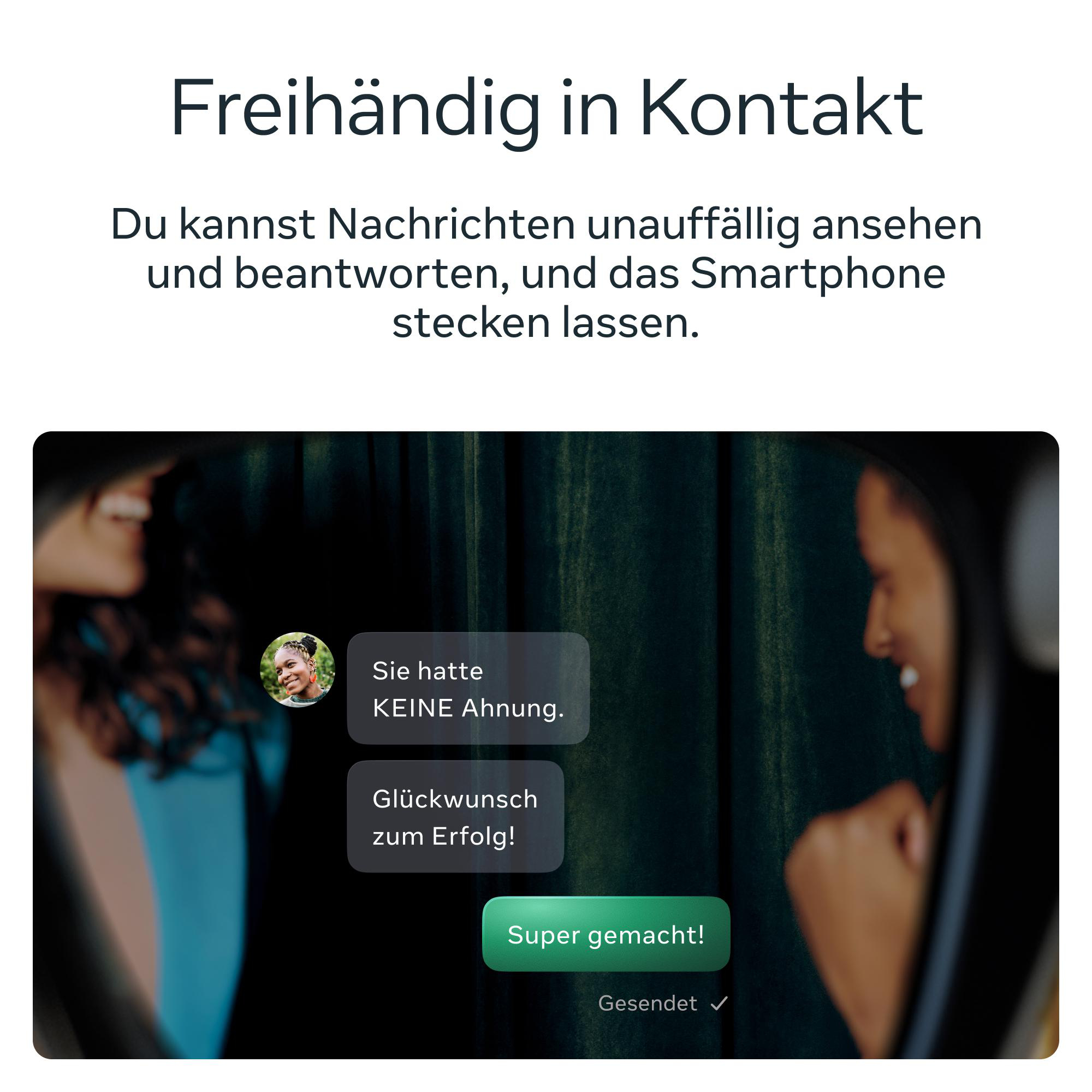 Textbild über Freihändig in Kontakt mit Chatnachrichten und zwei Frauen im Hintergrund.