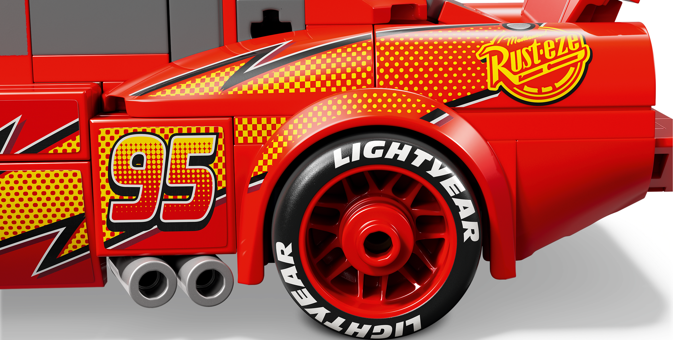 Gros plan du côté rouge d'une voiture jouet Lego avec le numéro 95, le logo Rust-eze et les pneus Lightyear.