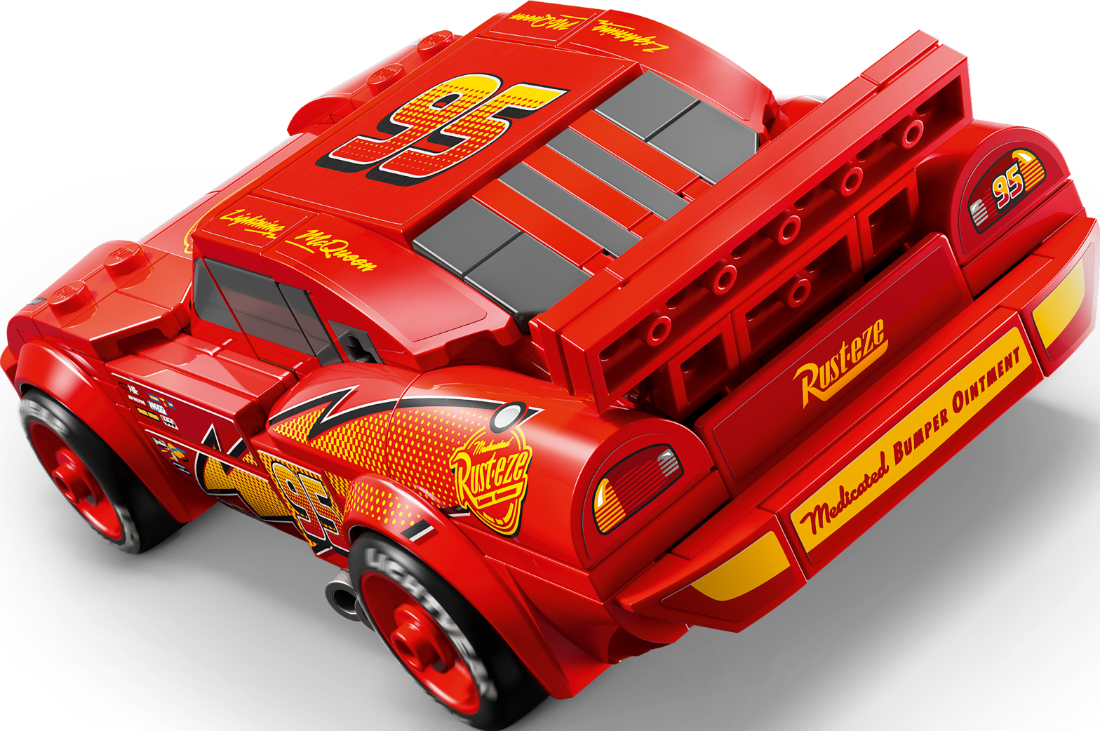 Une voiture Lego rouge, ressemblant à Flash McQueen, avec le numéro 95 sur le toit et la marque Rust-Eze.