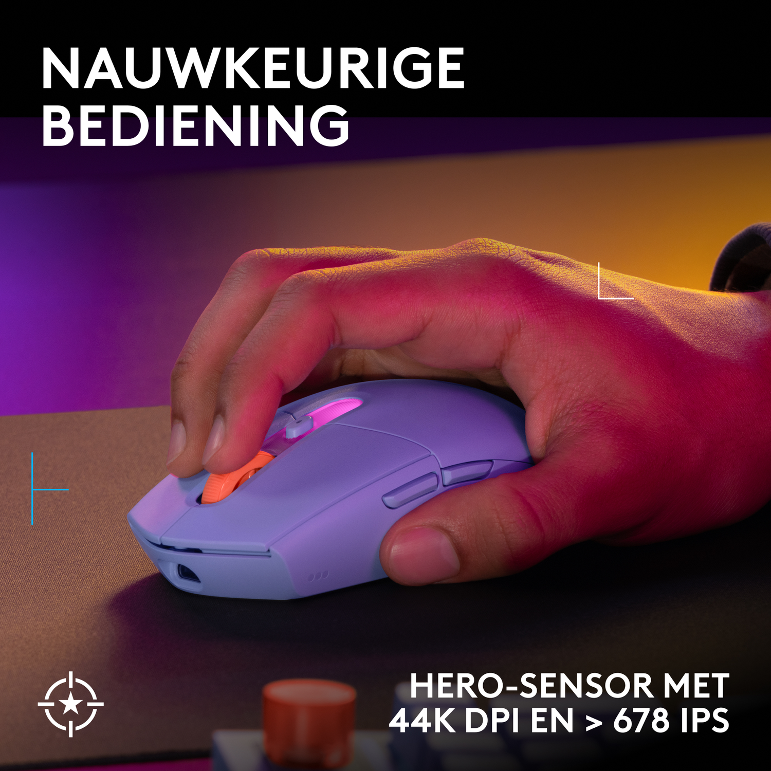 Een hand bedient een paarse gaming-muis op een donkere ondergrond.