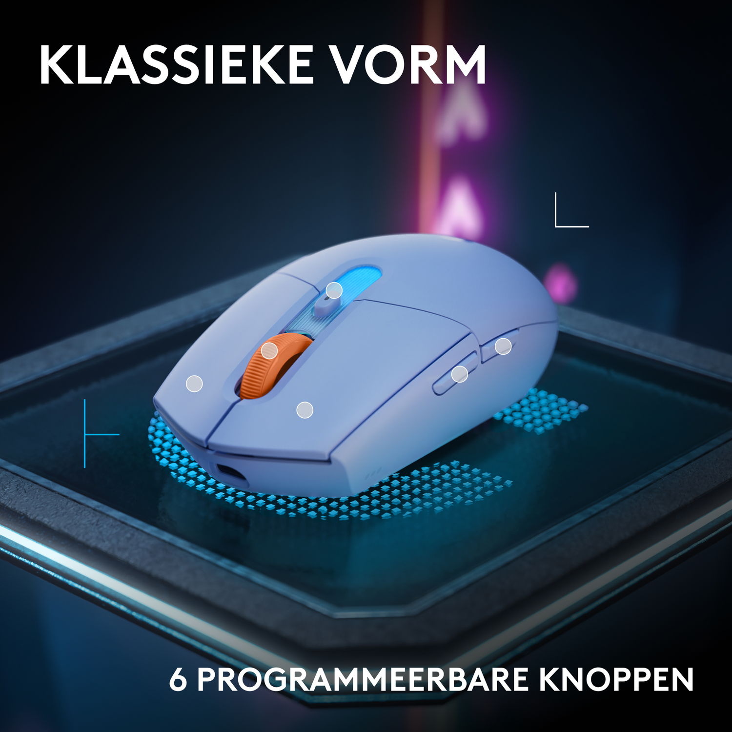 Een blauwe gamingmuis met oranje scrollwiel en knoppen staat op een oplichtend oppervlak.