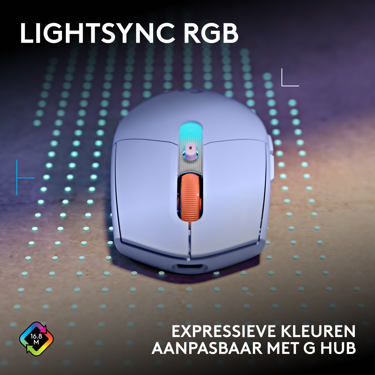 Een witte gaming-muis met een oranje scrollwiel tegen een blauwe achtergrond met stippen.