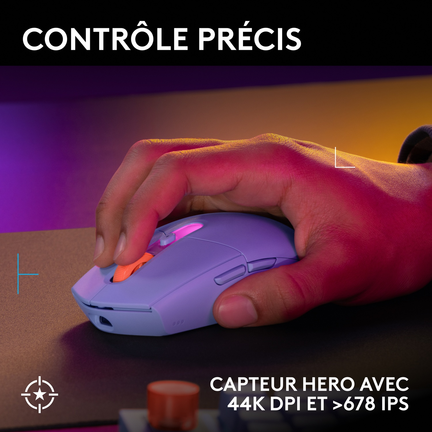 Une main attrape une souris de jeu violette avec une molette orange sur une surface sombre.