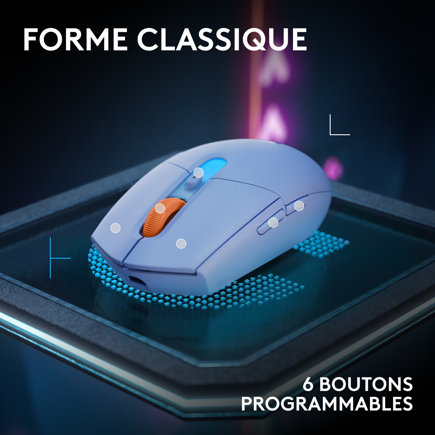 Souris de jeu bleue avec molette orange et six boutons programmables sur une plateforme éclairée.