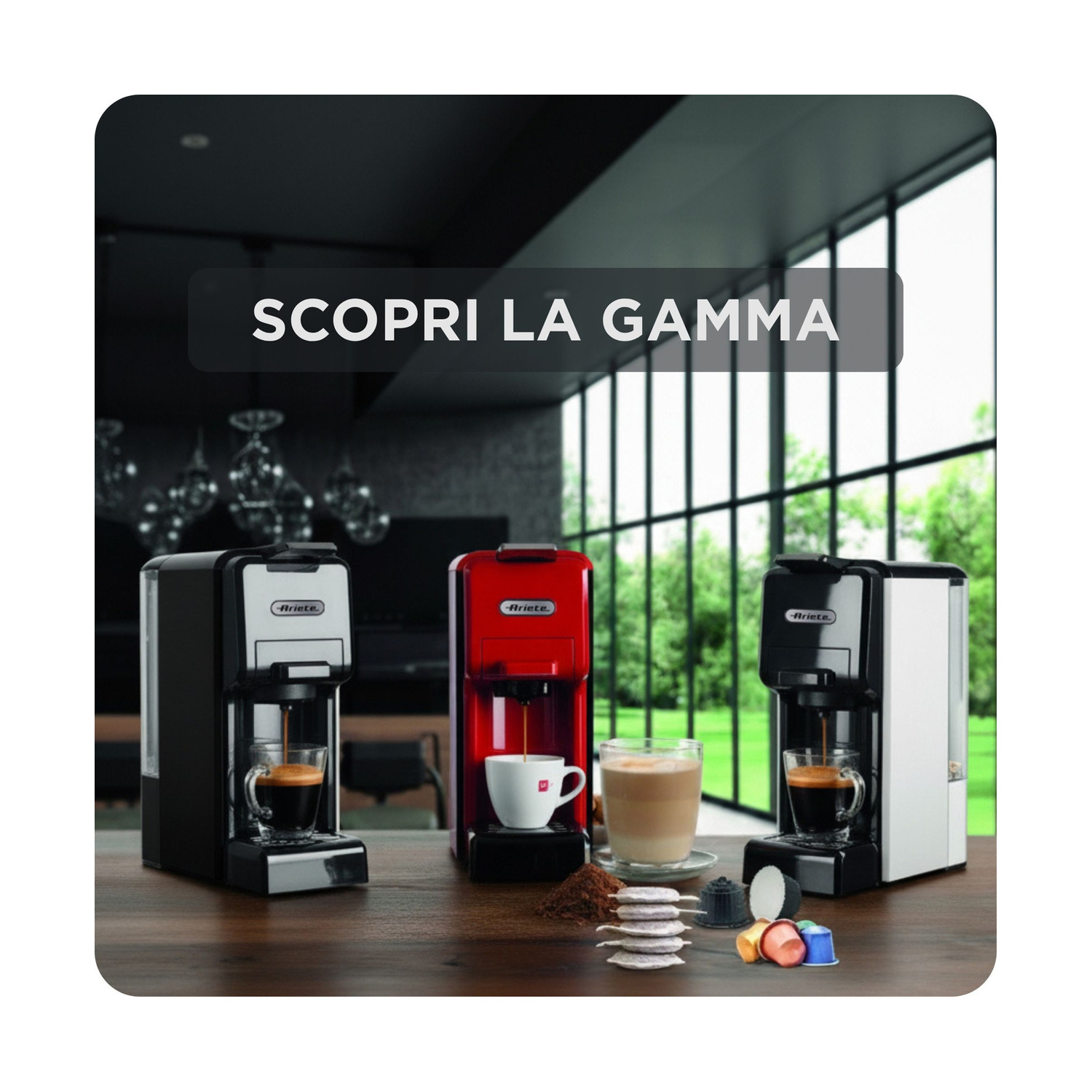 Tre macchine da caffè Ariete su un tavolo con tazze e cialde.