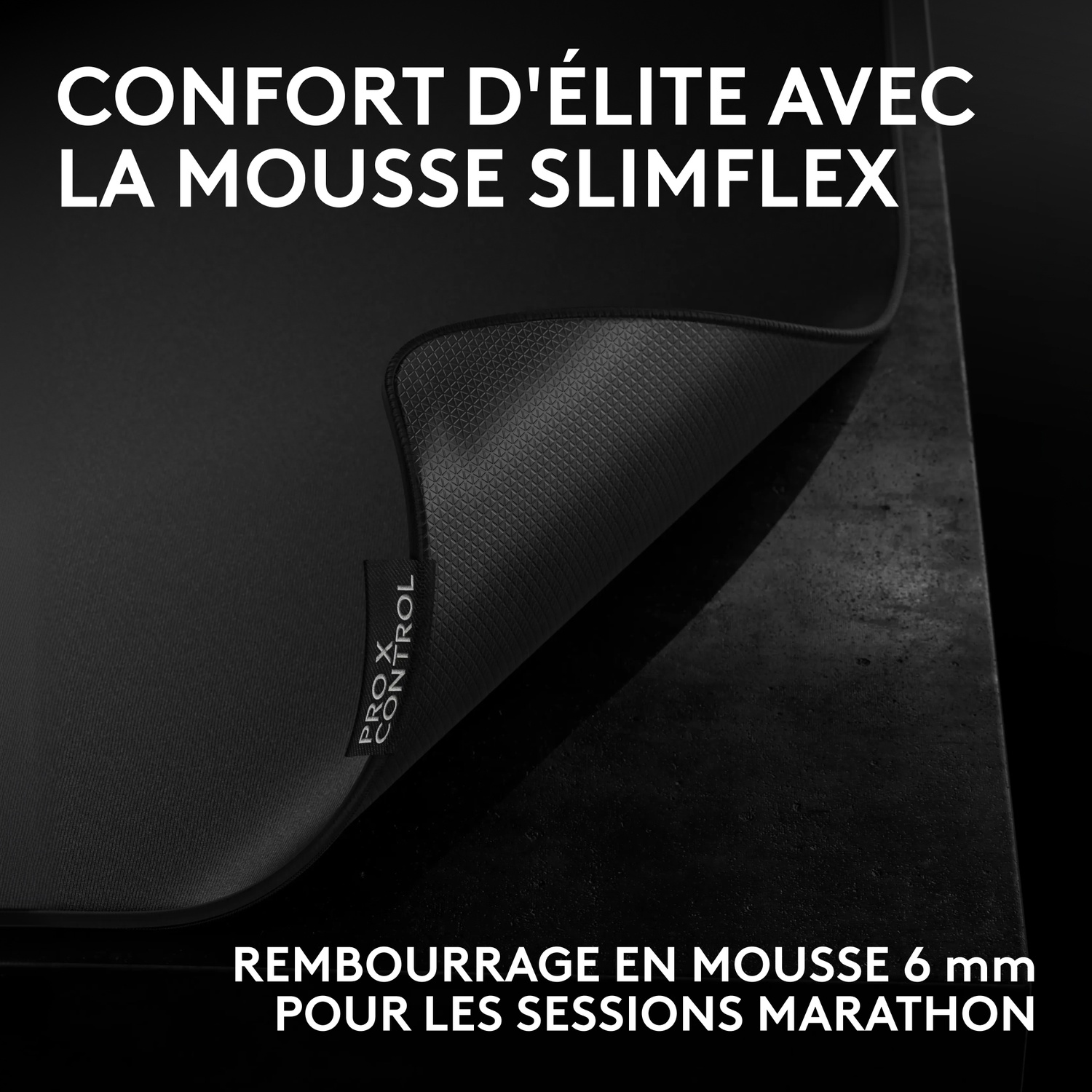 Un tapis de souris noir avec une base texturée et une étiquette PRO X CONTROL sur fond sombre.