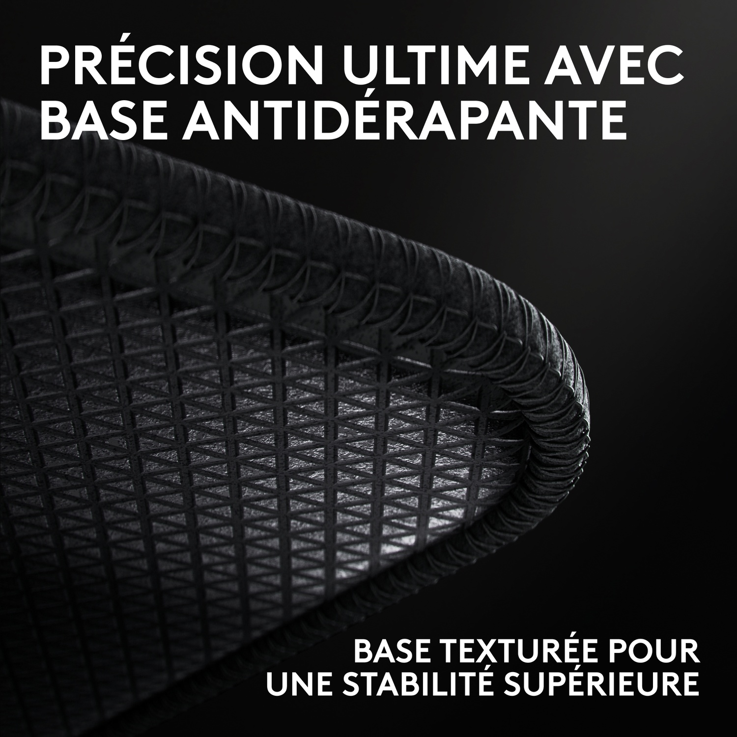 Gros plan d'une base de tapis antidérapante texturée noire avec des bords cousus sur fond sombre.