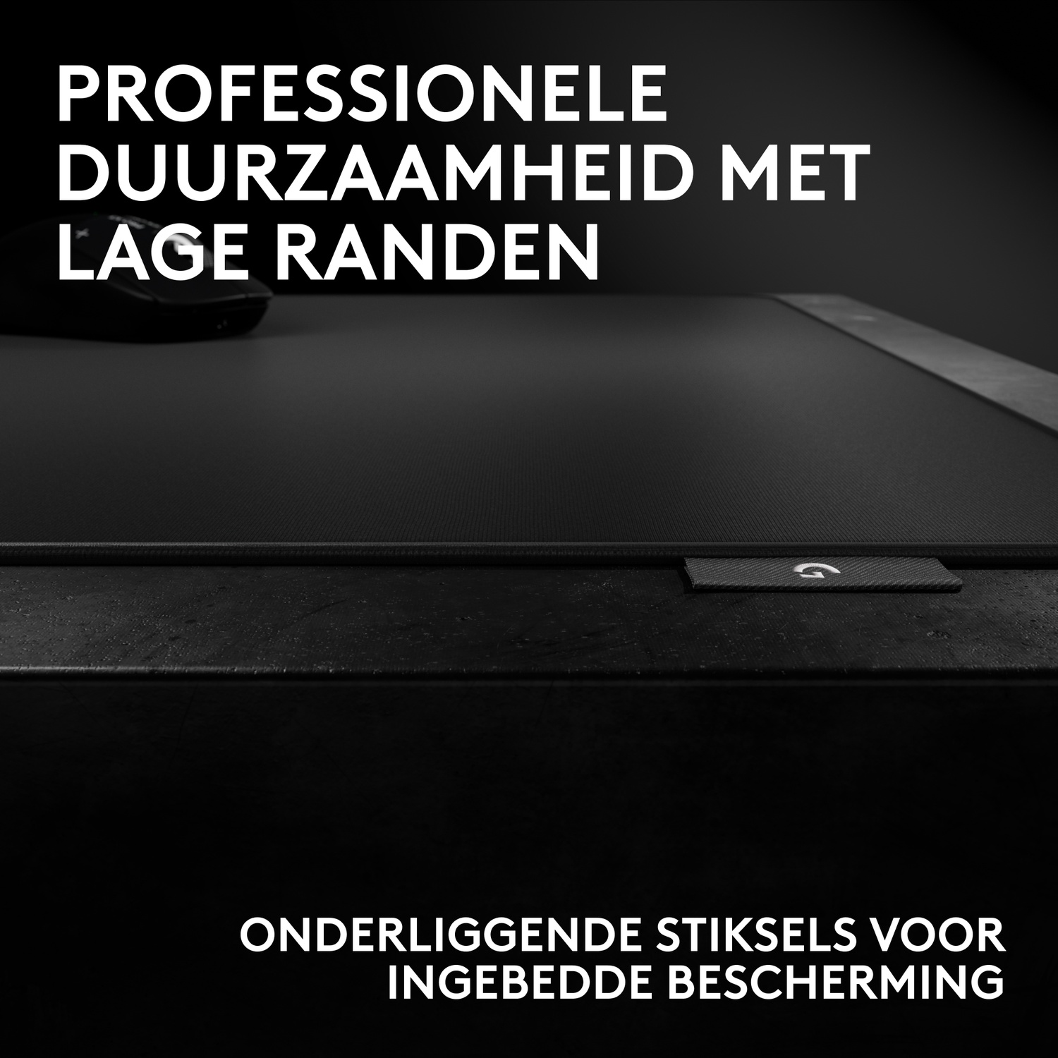 Zwarte muismat met lage randen, ingebed stiksel en een Logitech-logo in een donkere omgeving.
