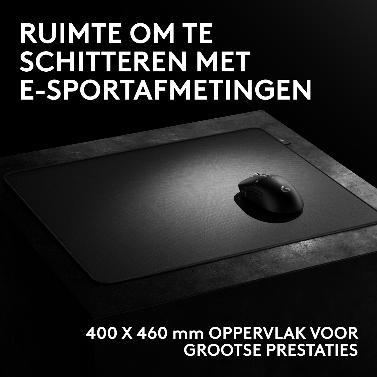 Een zwarte computermuis op een zwarte muismat met Nederlandse tekst op de achtergrond.