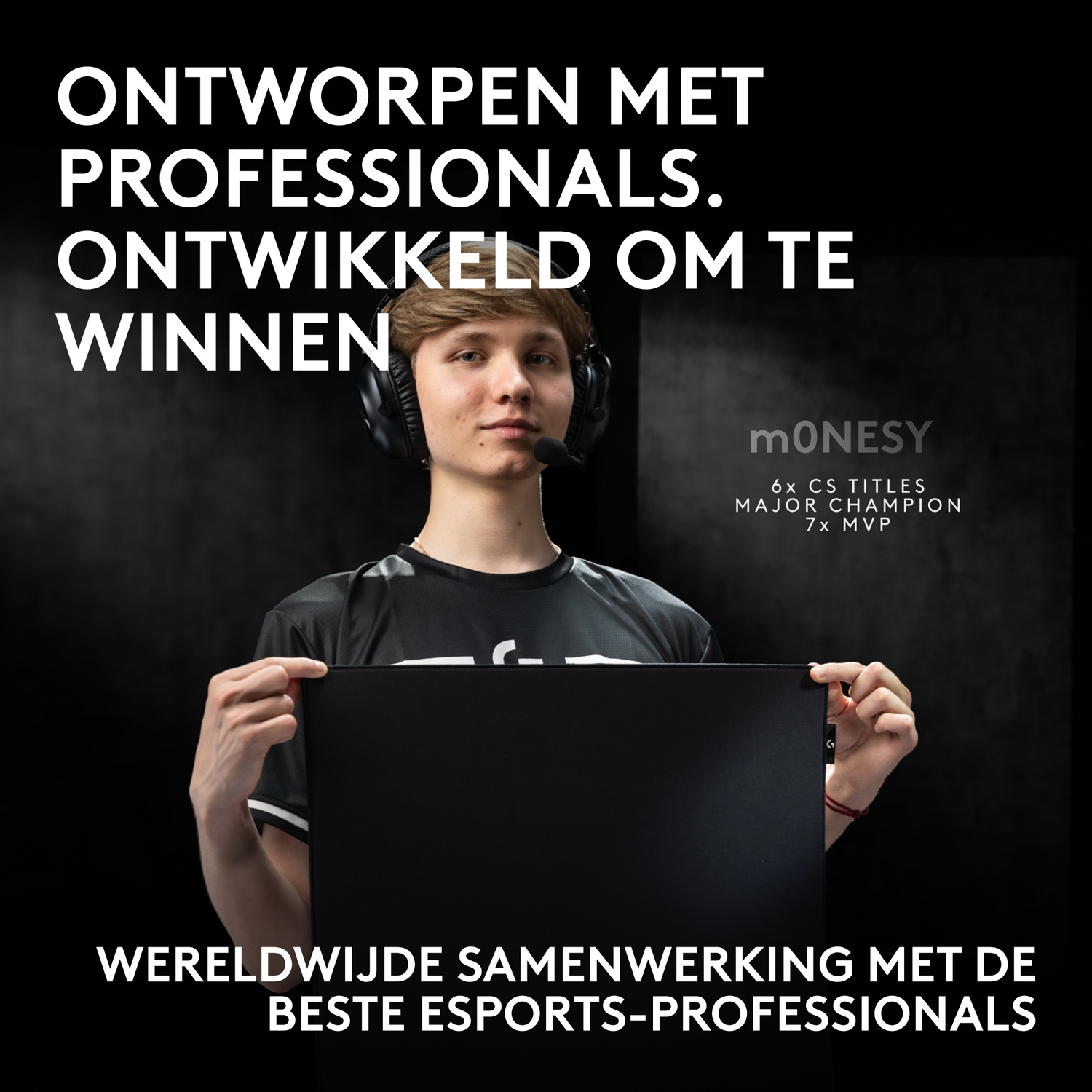Jonge man met headset houdt een zwarte muismat vast tegen een donkere achtergrond met tekst.
