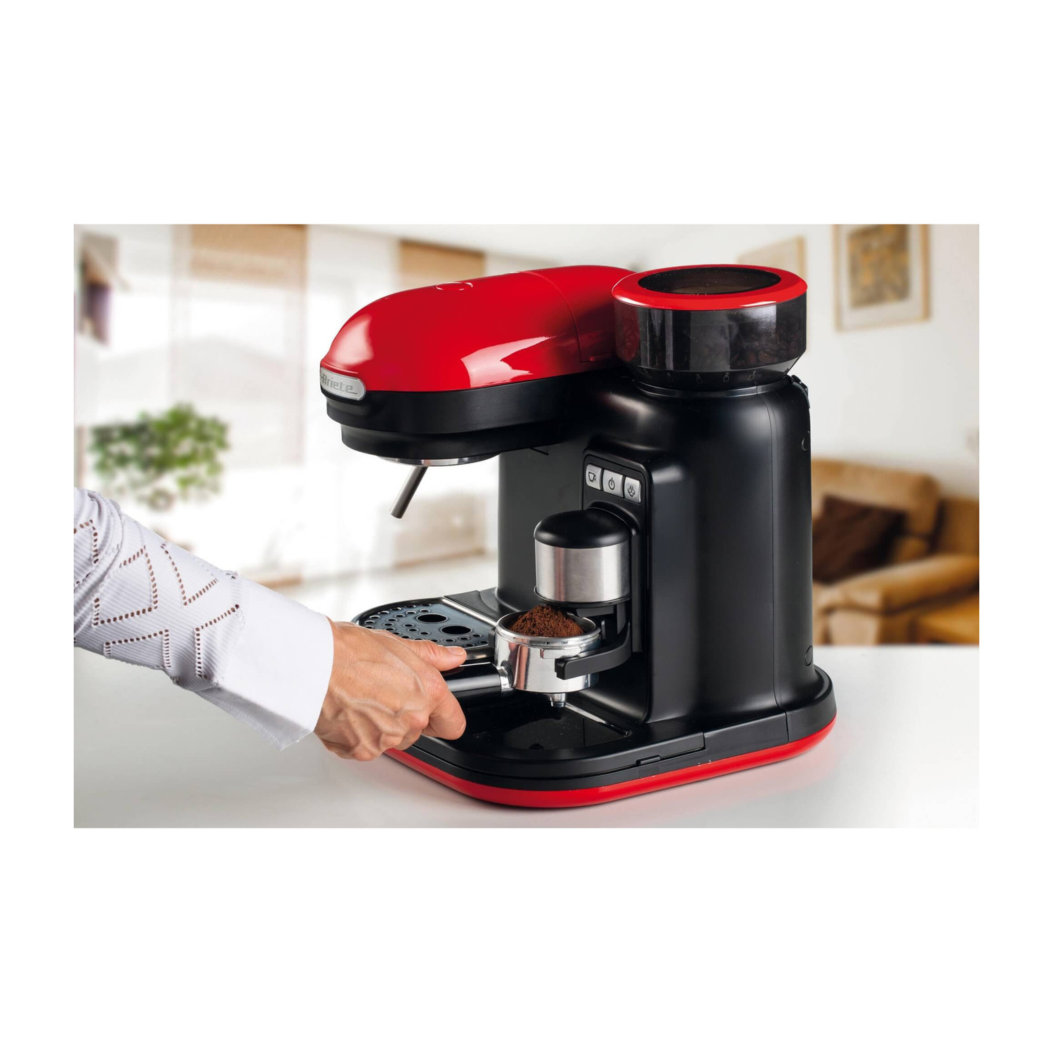 Una mano inserisce il portafiltro in una macchina da caffè rossa e nera.