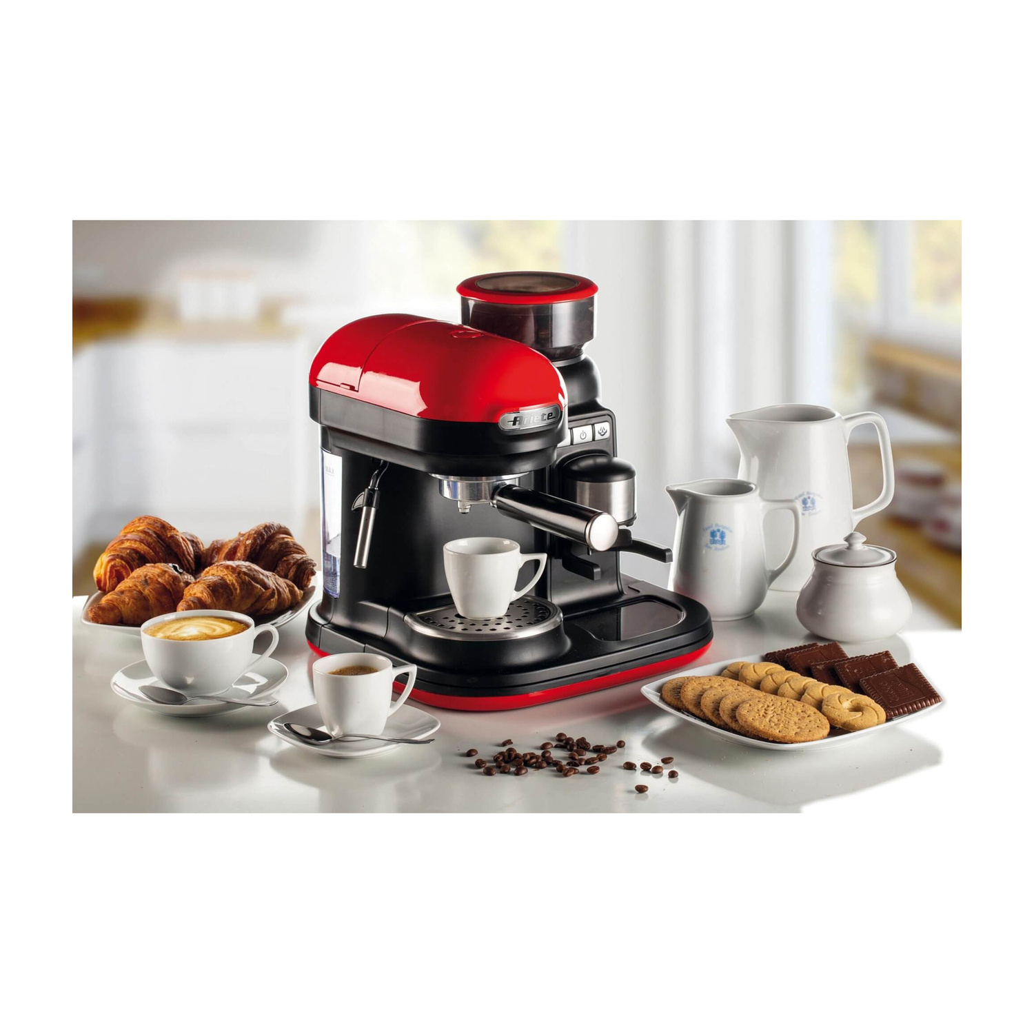 Una macchina da caffè espresso rossa e nera su un bancone con tazze, croissant, biscotti, latterie e chicchi di caffè.