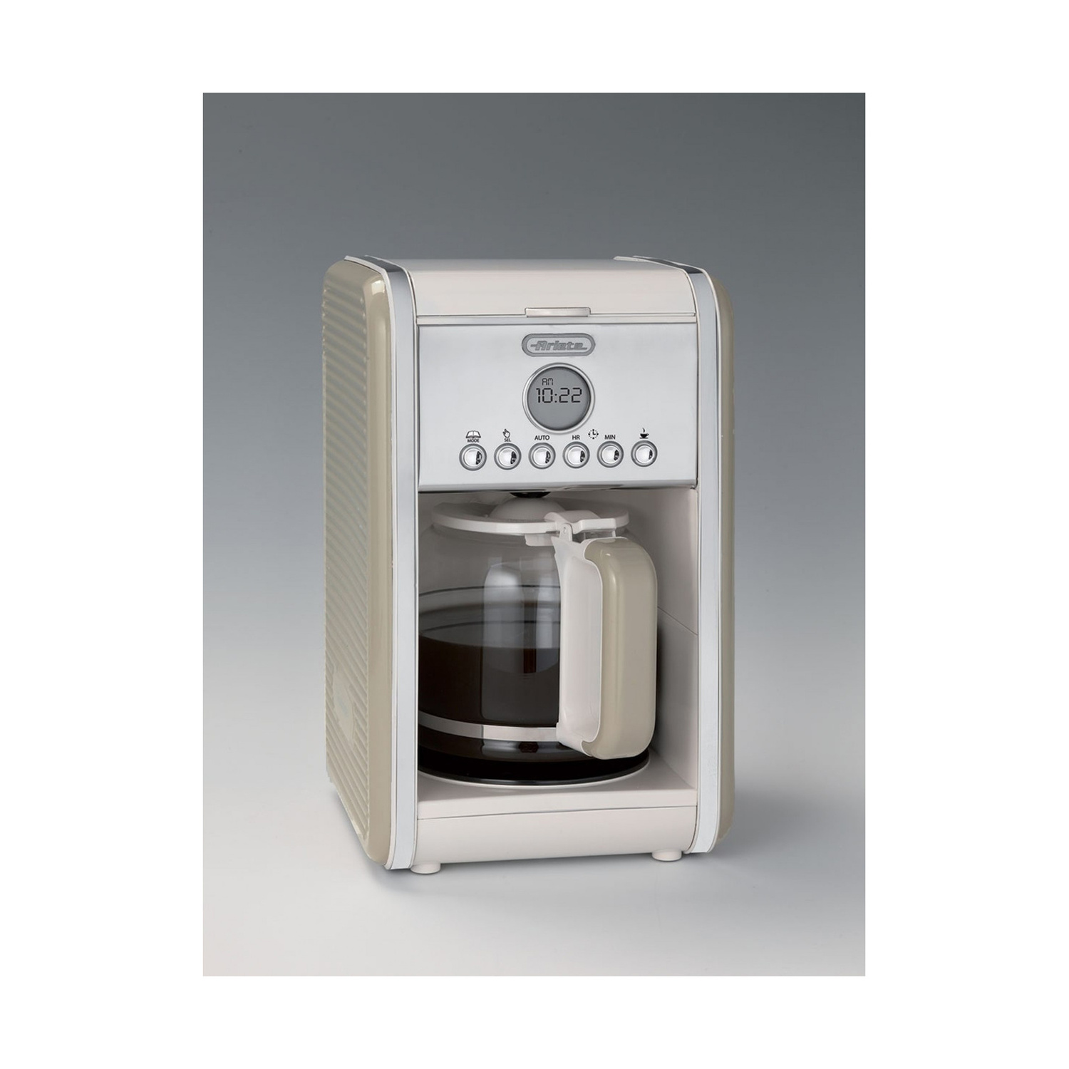 Una caffettiera a filtro retrò beige con orologio digitale e caraffa in vetro piena di caffè su sfondo grigio.