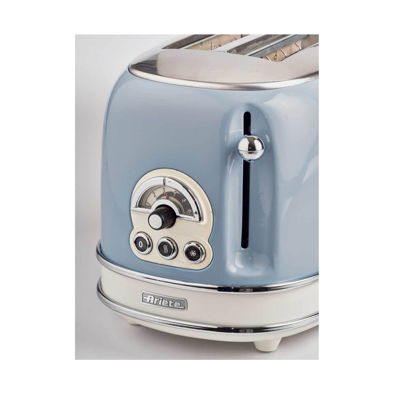 Un toastapane retro Ariete azzurro chiaro e crema con dettagli cromati e comandi analogici.