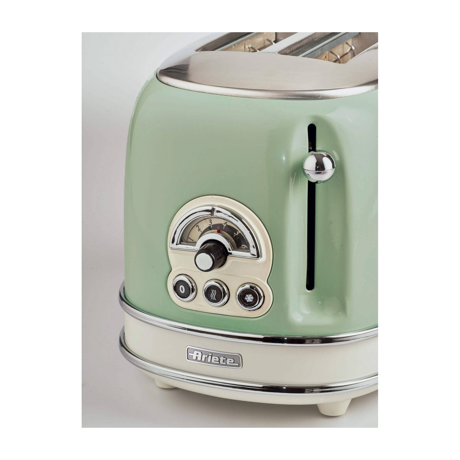 Un tostapane retro Ariete verde menta e crema con dettagli cromati su sfondo chiaro.