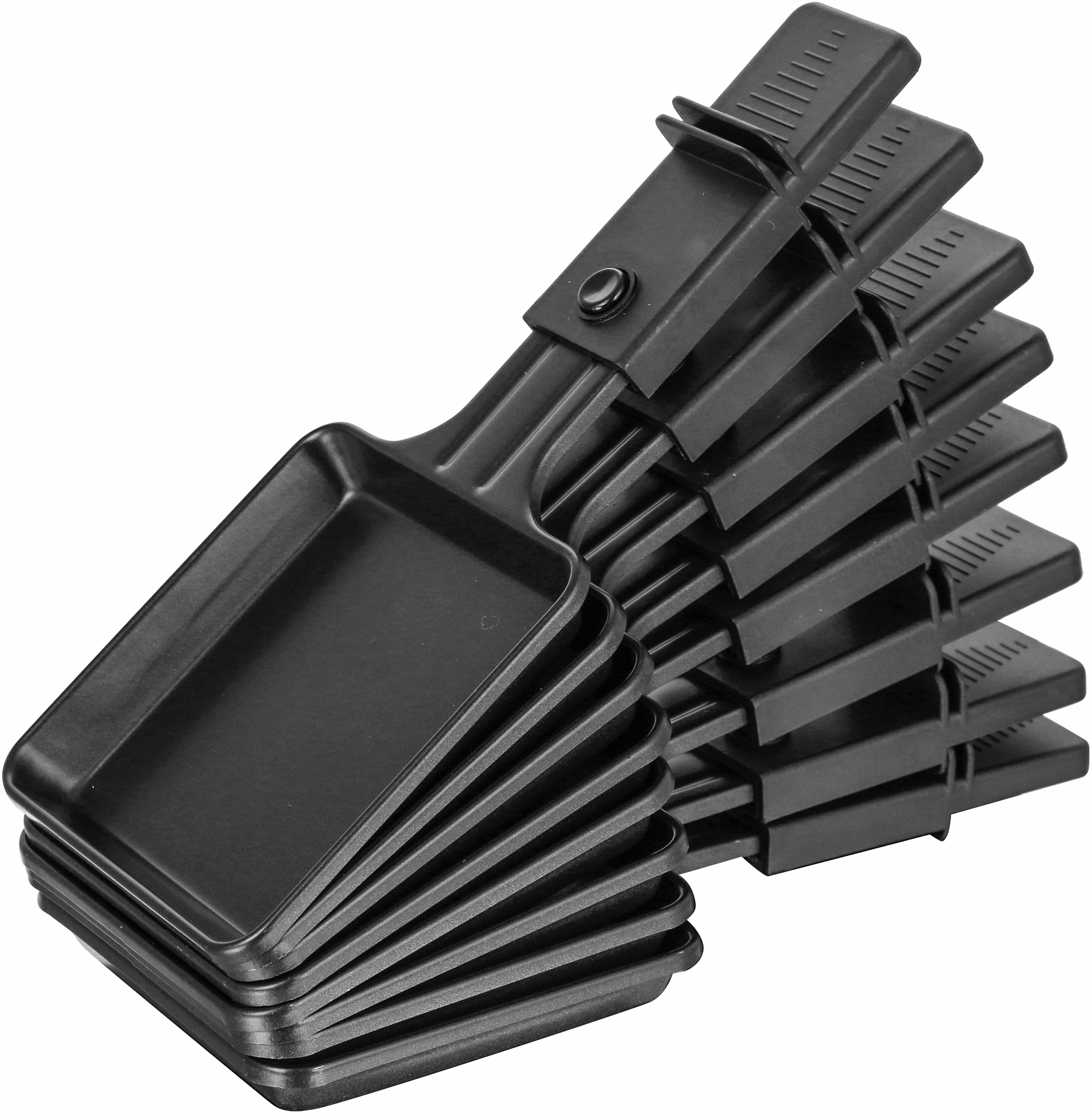 Ein Stapel von acht schwarzen Raclette-Pfännchen auf weißem Hintergrund.