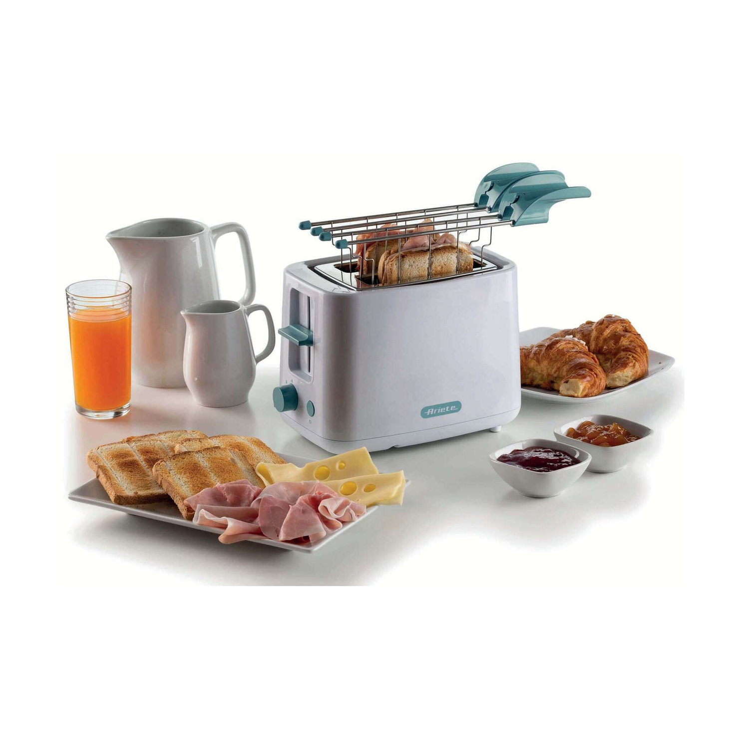 Colazione con tostapane bianco, pane tostato, prosciutto, formaggio, croissant, succo d'arancia e marmellata.