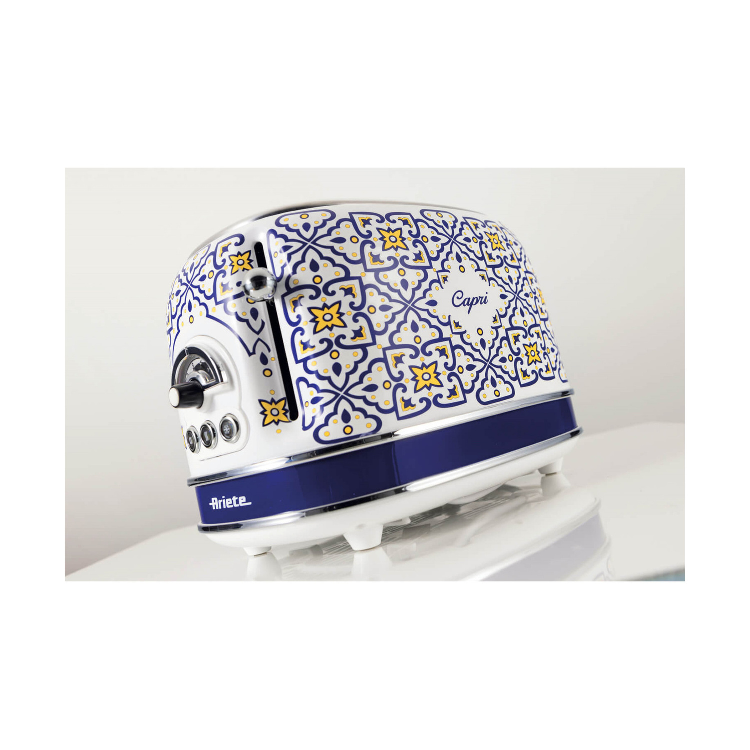 Un tostapane bianco Ariete Capri con motivo maiolica blu e giallo su superficie bianca.